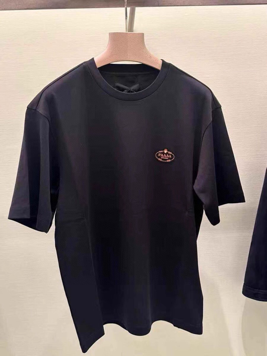 NO:148823,Prada 25 spring and summer new men's embroidered logo decoration short-sleeved T-shirt, customized 80 double-strand mercerized cotton fabric; black and white M-XXXL (black and white customizable 4XL, 5XL), prada, prada, T-shirt, tees, t-shirt, alexander wang19860909Prada.普拉达 25春夏新品男士刺绣徽标饰短袖T恤,定制80支双股丝光棉面料；黑色 白色 M-XXXL（黑白可定制4XL、5XL）,,prada,prada,T-shirt,tees，t-shirt,alexander wang,Men's clothing