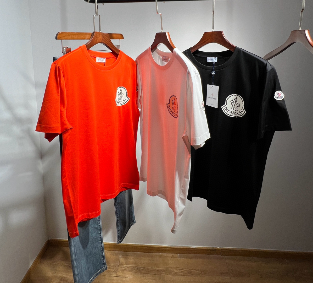 NO:148839,[New spring and summer style] New models are coming, purchasing grades of MON ~25 spring and summer short-sleeved series. High-end ready-to-wear foreign trade company orders, using double mercerized cotton fabric. Wen Ru's soft upper body is naturally comfortable... exquisite line printing design. It highlights the overall shape. The overall craftsmanship line is really impeccable. Exclusive model. White, black, orange, M-3XL. M bust 98, shoulder width 42, garment length 68. Other sizes of busts are L/104 XL/110 XXl/114 3XL/120,,T-shirt,alexander wang19860909【春夏新款】新款来袭,代购级别牛货 MON ~25春夏短袖系列.高级成衣外贸公司订单,采用支双丝光棉面料.温儒柔软上身自然是舒适..精美线条印花设计.非常的凸显整体的造型感 整体的工艺车线真的是无可挑剔的 独家款  白色 黑色 橘色 M-3XL. M胸围98 肩宽42 衣长68 其他尺码胸围分别是L/104 XL/110 XXl/114 3XL/120,,T-shirt,alexander wang,Men's clothing