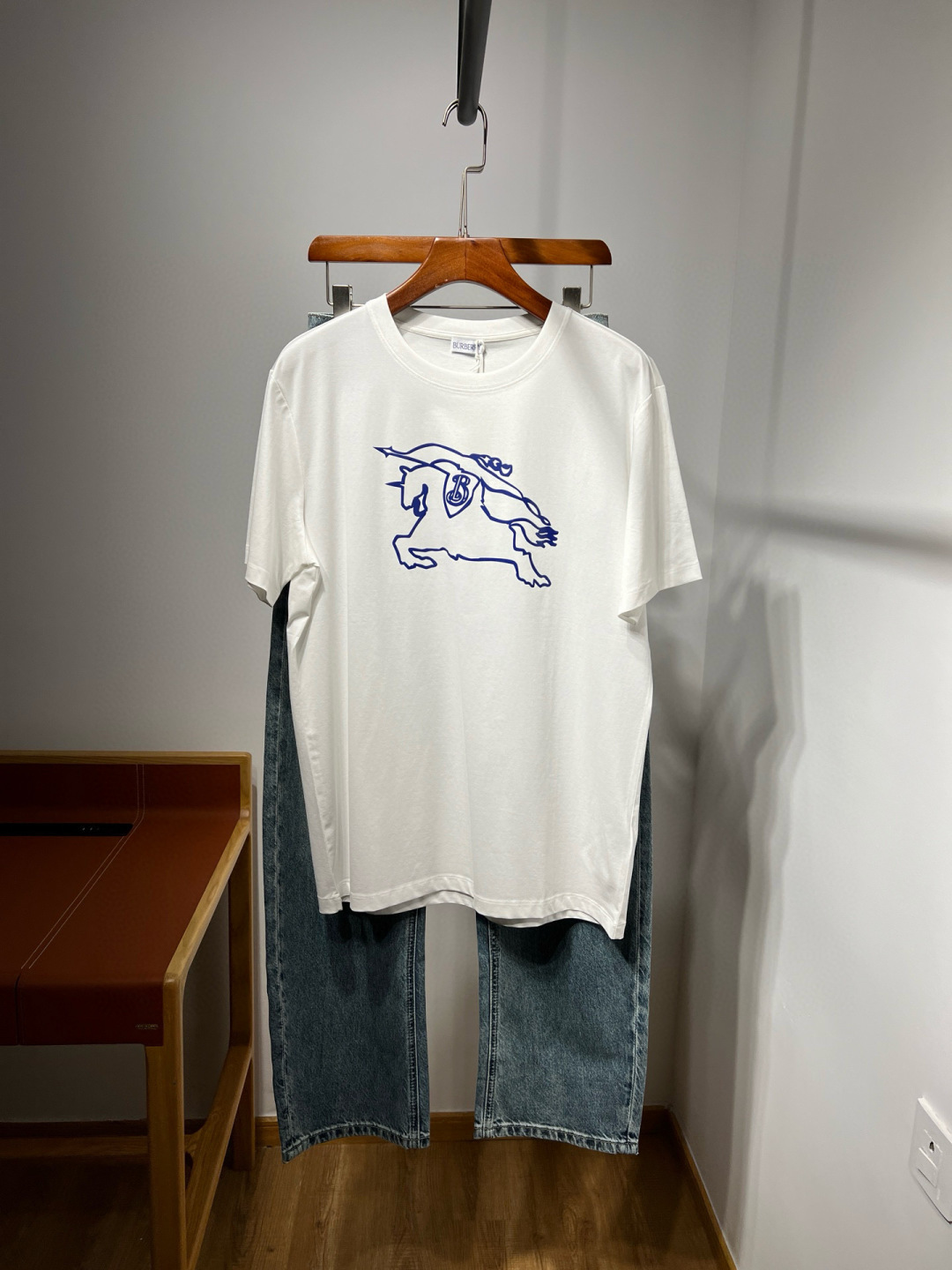 NO:148847,[25 spring and summer new style, same style for men and women] bur...2025 new design BUR new letter short-sleeved T-shirt....Try the counter~~ Another dark horse short-sleeved T-shirt with a simple font design on the hem, perfectly interpreting the trendy style of the high street... undoubtedly another style that is stunning with the upper body! Guest-supplied cotton fabric. It will not deform after machine washing many times. This fabric is moderate in thickness and refreshing and breathable. The style that can be easily controlled by both men and women is suitable for various styles and layered matching methods!!   Black and white M-3XL M bust 98 shoulder width 42 clothes length 68 other busts are L/104 Xl/110 XxL/114 3Xl/120,,burberry,T-shirt,tees,t-shirt,alexander wang19860909【25春夏新款,男女同款】bur...2025新款设计BUR新款字母短袖T恤..柜台尝鲜款~~ 又再来袭的一款黑马短袖T恤,下摆简约的字体设计,,将高街潮流的风格完美诠释..无疑又是一款上身惊艳眼球的款式! 客供全棉面料.机洗多次不会变形..此款面料厚薄适中 上身清爽透气..男女上身都能轻松驾驭的版型 正适合春夏凹造各种造型 及叠穿的搭配玩法! ！  黑白M-3XL M胸围98 肩宽42 衣长68 其他胸围是L/104 Xl/110 XxL/114 3Xl/120,,burberry,T-shirt,tees，t-shirt,alexander wang,Men's clothing