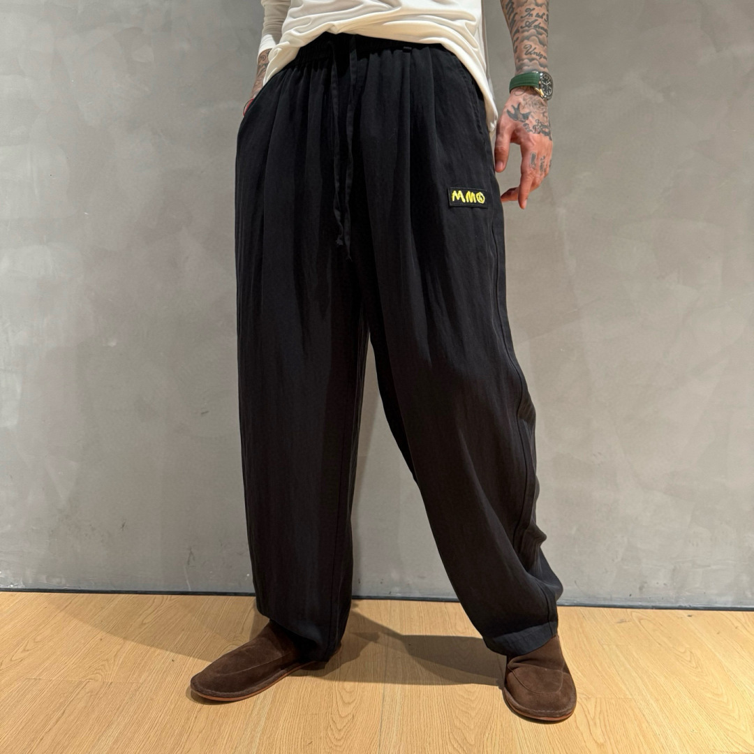 NO:152246,The new casual lazy pants of MM6 are made of high-quality fabrics, which is eye-catching enough to wear and a great chance of turning back!  Logo logo, cool and breathable, the same style as men and women!  Code number M-3XL, masion margiela, alexander wang19860909MM6新款休闲慵懒裤采用优质面料,搭上身足够吸睛且回头率爆棚！标识LOGO,清凉透气,男女同款！码数M-3XL,,masion margiela,alexander wang,Men's clothing