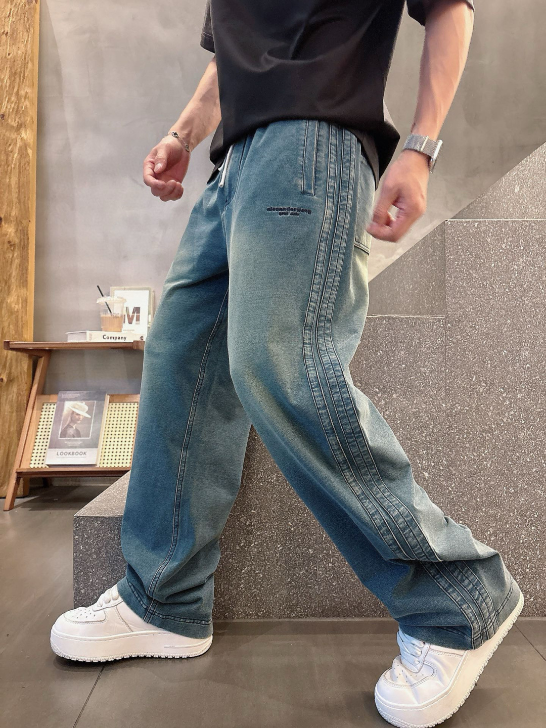 NO:152251,25 spring and summer new style of King retro washing soft jeans, men's high street fashion super elastic loose jeans. The top order series of foreign companies, an absolutely heavy industry top item, iconic embroidered logo logo, retro tannin denim fabric, injecting modern innovation into the classic wardrobe. Incorporating elastic fibers, super elastic brings a top-notch wearing experience. A super perfect product created by creating every detail and workmanship, the best product that trendy men cannot miss!  !  This pair of jeans fully reflect the unique design concept of the Dawang family and has excellent matching performance. The knees are faded and retro texture, and the overall street fashion style is very outstanding. The iconic embroidery logo, the integrated brand's representative elements, brings the overall style and rank to a higher level. You can wear the style you want with random convexity. The authentic trendy items are all trendy!  Made of blended cotton imported from Japan, it is made of elastic fiber, soft, comfortable and delicate. Only with very high-end old washing colors can you have such texture and color, giving people a special feeling, with a retro feel that has experienced thousands of sails, and it is unique and fashionable, and it interprets the specifications without any fan at a glance. This single product is enough to make any fan excited!  Size M-3XL M Waist circumference 72-82 Hip circumference 108 Trouser length 102 L Waist circumference 76-86 Hip circumference 112 Trouser length 103 XL Waist circumference 80-90 Hip circumference 116 Trouser length 104 2XL Waist circumference 84-94 Hip circumference 120 Trouser length 105 3XL Waist circumference 88-98 Hip circumference 124 Trouser length 106 Size recommended M Waist circumference 130-145 catties L, 145-catties XL, -175-catties XL, 175-190 catties 3XL,,alexander wang,jeans,alexander wang1986090925春夏新款大王复古水洗软牛仔裤,男士高街时尚超弹宽松牛仔裤.洋行顶尖订单系列,一款绝对重工的顶级单品,标志性刺绣logo标识,复古单宁牛仔布料,为经典衣橱注入现代新意.融入弹力纤维,超强弹力带来顶级穿着体验.将每一处细节以及做工都打造的超级完美的产物,潮男不可错过的极品！！ 这条牛仔裤充分体现了大王家族独到的设计理念,有着绝佳的搭配性能效果.膝盖处褪色复古质感,整体所呈现的街头时尚风格十分出色.标志性刺绣logo,这种品牌代表性的元素融入,让整体的风格还有段位都上升了一个台阶.随意凹凸就能穿搭出自己所要的风格,地地道道的潮款单品,举手投足皆是潮流气息感！ 采用日本进口的混纺棉材质打造而成,融入弹力纤维,柔软舒适细腻.非常高级的做旧水洗色打造,方才能有如斯的质感与色彩,给人的感觉就很特别,有着那种历经千帆的岁月复古感,将个性,将时髦,将规格诠释的一览无余的产物,这种单品足以让任何一个粉丝为之心动！尺码M-3XL M码 腰围72-82 臀围108 裤长102 L码 腰围76-86 臀围112 裤长103 XL码腰围80-90 臀围116 裤长104 2XL码 腰围84-94 臀围120 裤长105 3XL码 腰围88-98 臀围124 裤长106 尺码推荐 130斤以内穿M码,130-145斤穿L码,145-斤穿XL码,-175斤穿2XL码,175-190斤穿3XL,,alexander wang,jeans,alexander wang,Men's clothing