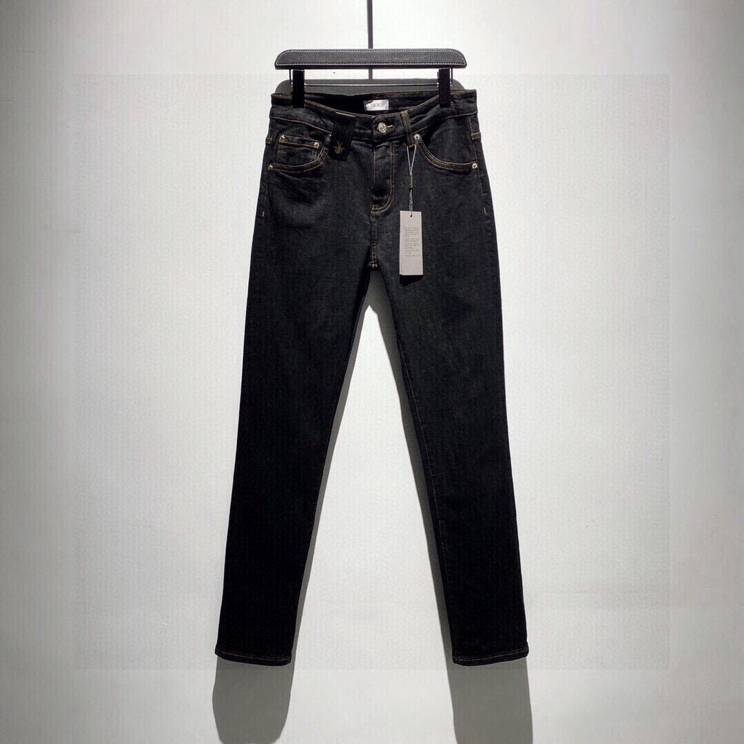 NO:152255,This is a charming item full of best-selling styles!  !  Logo black stretch jeans Select wave-shaped elastic densin fabric, the fabric has very good elasticity, slim cone cut, visual presentation and imagination beyond the reach of dust... Perfect washing has made the current retro tone - carbon black; haute couture retro hardware and cowhide accessories. All the details are great in front of you... The whole pair of pants is full of best-selling charm. Friends who like to wear denim must not miss it!  !  * Five-pocket style * Back side pockets are decorated with classic urban print * Leather signs are decorated with gravure embossed * Zipper and button closure * 98 Cotton, 2 spandex * Made in China Size description 29 - Waist 72 - Hips 92 - Trousers 105 Carbon black Size30 31 32 33 34 36 (new product), jeans,cowhide,alexander wang19860909这是一款充满着畅销款式的魅力单品！！ 标识黑色弹力牛仔裤 甄选波型弹力丹宁面料,面料带有非常好的弹力,修身锥形剪裁,望尘莫及的视觉呈现力与想象力…… 完美的洗水,成就了现在这个复古色调——碳黑色；高定复古五金及牛皮配饰. 一切一切的细节都是很棒的在你面前呈现…… 整条裤子都充满着畅销的魅力,喜欢穿牛仔的朋友千万千万千万别错过！！ * 五口袋款式 * 后侧口袋饰以经典的都市印花 * 皮革标牌饰以凹印压花 * 拉链和纽扣开合 * 98 棉,2氨纶 * 中国制造 尺码描述29码-腰围72-臀围92-裤长105 碳黑色 Size30 31 32 33 34 36（新品）,,jeans,cowhide,alexander wang,Men's clothing