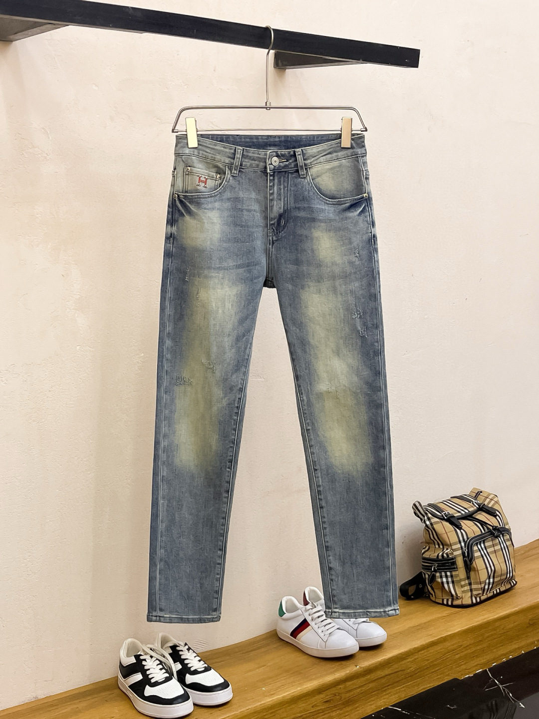 NO:152260,Hermes 2025 spring and summer men's wash small straight jeans!  Trading company channel is awesome, with excellent quality, versatile versatile pants king in the fashion circle, European and American street photography mid-to-high frequency wear demonstration, leather waist brand logo design!  And it is a must-have item for luxury brands every season!  Very pure and minimalist design tone!  Adhering to the usual fashion proposition, it is quite eye-catching, which demonstrates its ingenuity and strongly posits its brand identity!  Customized Italian tannin fabrics are invincible in texture and have a charm, perfect style and tailoring, and excellent slimming effect. They can sweep the wardrobe and match any top set. They are widely compatible and casual, with full upper body shapes and invincible fashionable and versatile!  Size 29-38, hermes, jeans, alexander wang19860909爱马仕 2025春夏男士水洗小直筒牛仔裤！贸易公司渠道牛货,品相超赞,时尚圈万能的百搭裤王,欧美街拍中高频穿搭示范,皮革腰牌logo设计！且是奢侈品牌每季必出的单品！非常纯粹极简的设计基调！秉承了一贯的时尚主张,颇具看点,即彰显了匠心工艺又有力的标榜了品牌身份！客供意大利定制丹宁面料,质感无敌赞,颇具韵味,版型剪裁完美,提臀修身显瘦效果极佳,可横扫衣橱任何的上装搭配,兼容性广泛,休闲兼备,上身型款十足,无敌的时髦百搭神品！尺码29-38,,hermes,jeans,alexander wang,Men's clothing