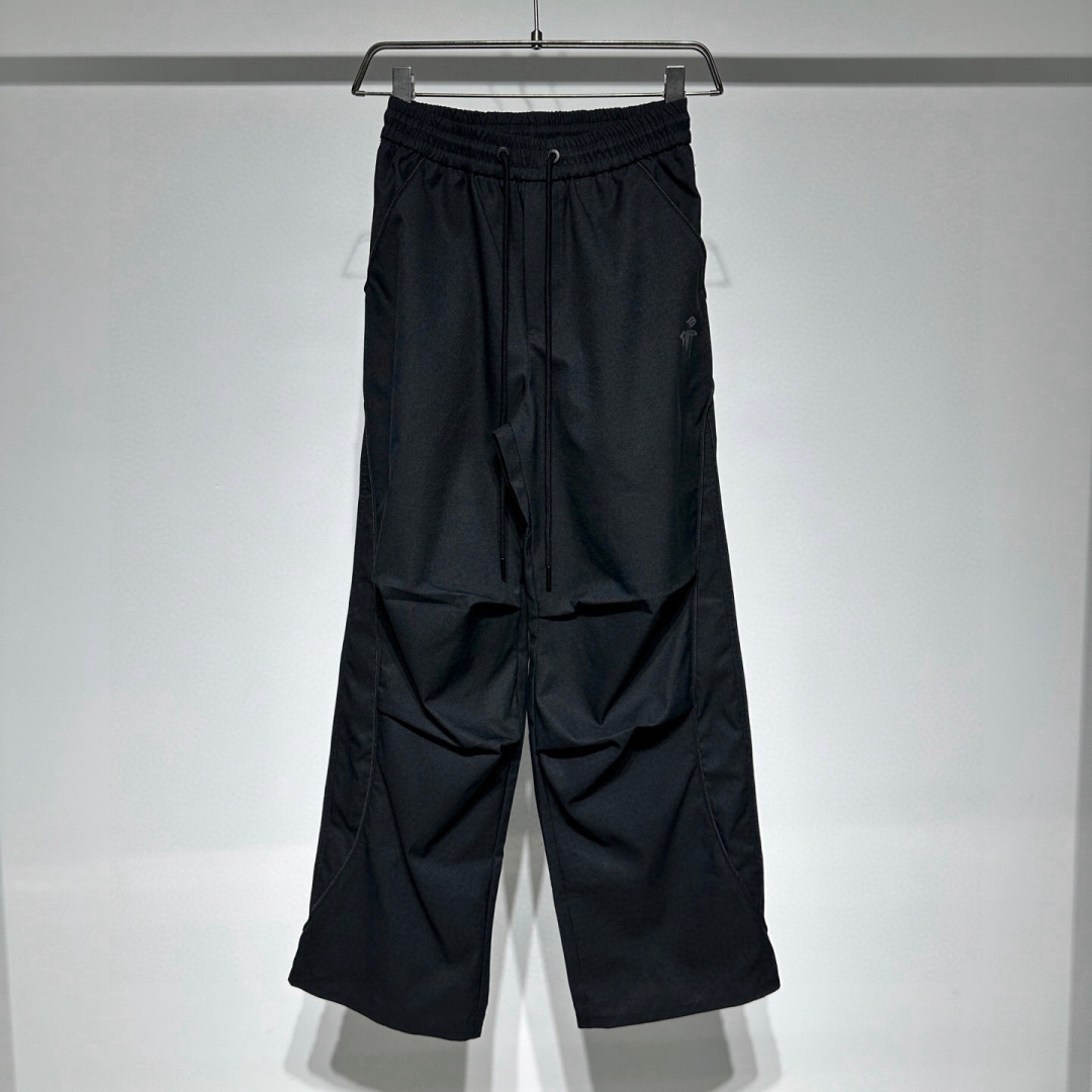 NO:152286,New products for Balenciaga 2025 are on sale! Fashionable sports casual pants are carefully crafted!采用工装元素拼接立体剪裁！ The fabrics are not easy to deform and fade! Custom fabrics are loose and stylish! Layered tailoring pants are full and plump! A fashionable, versatile and rich design casual pants! The fabric is natural and has soft texture! The design concept is fully opened, the craftsmanship quality is top-notch and versatile, and the pure cotton material is comfortable, breathable and elastic! Origin Portugal! Balenciaga’s design is avant-garde and bold, combining high-street fashion and luxury style. The brand further moves towards minimalism and rebellious style, redefining the concept of luxury goods. Unlike traditional luxury brands, it dares to break the conventions and challenge the boundaries of fashion. Its design is not only luxury and elegance, but also a reflection and expression of contemporary cultural and social phenomena. Color black Apricot Size M-L-XL-XXL-XXXL M Waist 36, hip 53, pants length 103 Refer to the M size chart data to choose the size that suits you! ,balenciaga,alexander wang19860909巴黎世家2025新品发售！ 时尚运动休闲裤精心打造！采用工装元素拼接立体剪裁！水洗工艺面料不易变形褪色！定制面料宽松版型挺阔有型！ 层次剪裁裤型饱满丰盈！时尚百搭富有设计的一款休闲裤！ 面料材质色泽自然肌理柔和！版型设计理念完全打开、工艺品质顶级百搭版型极好、纯棉材质舒适透气有弹性！原产地葡萄牙！ 巴黎世家的设计以前卫和大胆著称,融合了高街时尚和奢华风格.品牌进一步走向极简主义和反叛风格,重新定义了奢侈品的概念. 不同于传统奢侈品牌,它敢于打破常规,挑战时尚的边界.其设计不仅仅是奢华和优雅,更是对当代文化和社会现象的反思和表达. 颜色黑色 杏色 尺码M-L-XL-XXL-XXXL M腰围36、臀围53、裤长103 参考M尺码表数据选择适合自己的尺寸！,,balenciaga,alexander wang,Men's clothing