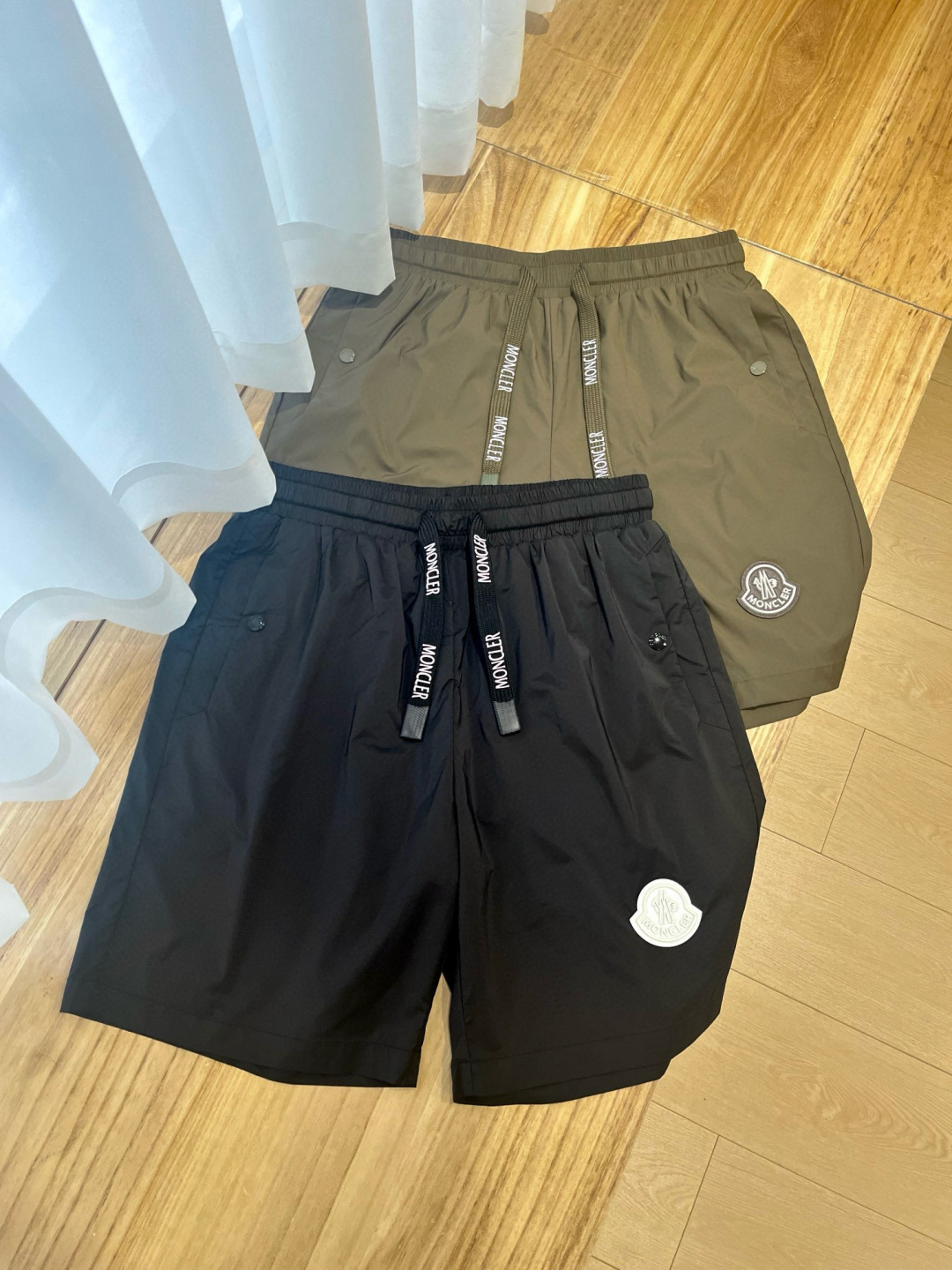 NO:152265,MON*CLER 25-year summer new casual shorts drawstrings are versatile with careful and meticulous workmanship and fashion trendy elements. The drawstring is embellished with logo letter prints, comfortable and three-dimensional, daily casual shorts #88303# Color black green Size 48-56, christian louboutin, Moncler, shorts, alexander wang19860909MON*CLER蒙口 25年夏季新款休闲短裤 抽绳百搭选用精心细致的做工,并融入时尚流行元素,抽绳采用logo字母印花点缀,穿着舒适立体,日常休闲短裤 #88303# 颜色黑色 绿色 码数48-56,,christian louboutin,Moncler,shorts,alexander wang,Men's clothing