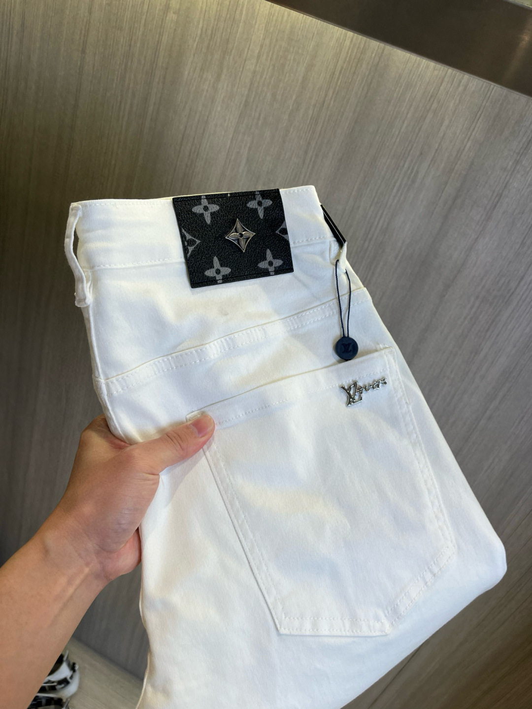 NO:159528,LV路易威登 ss新款原单爆款牛仔裤 超级定制款 原版五金 超级重工工艺 版型超赞,细节做工无可挑剔！  The style is not picky, the workmanship is high-end, the super good goods are not waiting for everyone, please start quickly, size 29-38, shipped the next day, louis vuitton, louis vuitton, jeans, alexander wang19860909LV路易威登 ss新款原单爆款牛仔裤 超级定制款 原版五金 超级重工工艺 版型超赞,细节做工无可挑剔！款式不挑人,做工高档,超强好货不等人,看中赶紧下手,尺码29-38,隔天出货,,louis vuitton,louis vuitton,jeans,alexander wang,Men's clothing