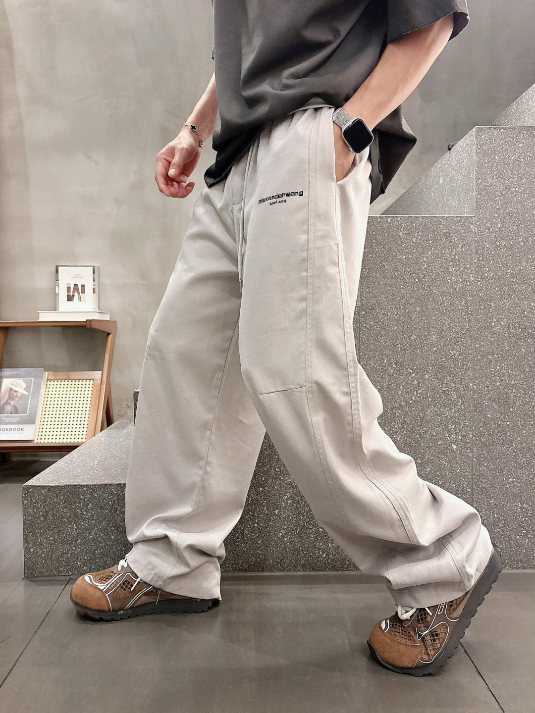 NO:159534,Dawang's new spring and summer casual pants, the pants are decorated with Dawang's flocking letters on the side, which is quite recognizable, elastic and elastic waist drawstring foot design, the fabric feels soft and smooth, has good shape retention, and the low elastic wire structure makes the trouser body elastic and not easy to wrinkle; size M-XXXL, alexander wang, alexander wang19860909大王春夏季新款休闲裤,裤子侧向饰有大王植绒字母设计,辨识度颇为鲜明,弹性松紧腰边抽绳束脚设计,面料手感柔软滑润、保型性好、低弹丝的构造使裤身弹性恰到好处,并且不易起皱；码数M-XXXL,,alexander wang,alexander wang,Men's clothing