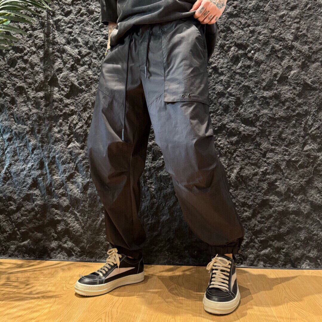 NO:159537,New Y-3, double pocket pleats, tying foot style work pants, functional style design, perfect style!  A versatile style!  The upper body effect is trendy and full of vitality!  Code number M-3XL, alexander wang19860909新款Y-3,双口袋褶皱,束脚款式工装裤,机能风设计,版型完美！百搭款！上身效果潮流时尚活力满满！码数M-3XL,,alexander wang,Men's clothing
