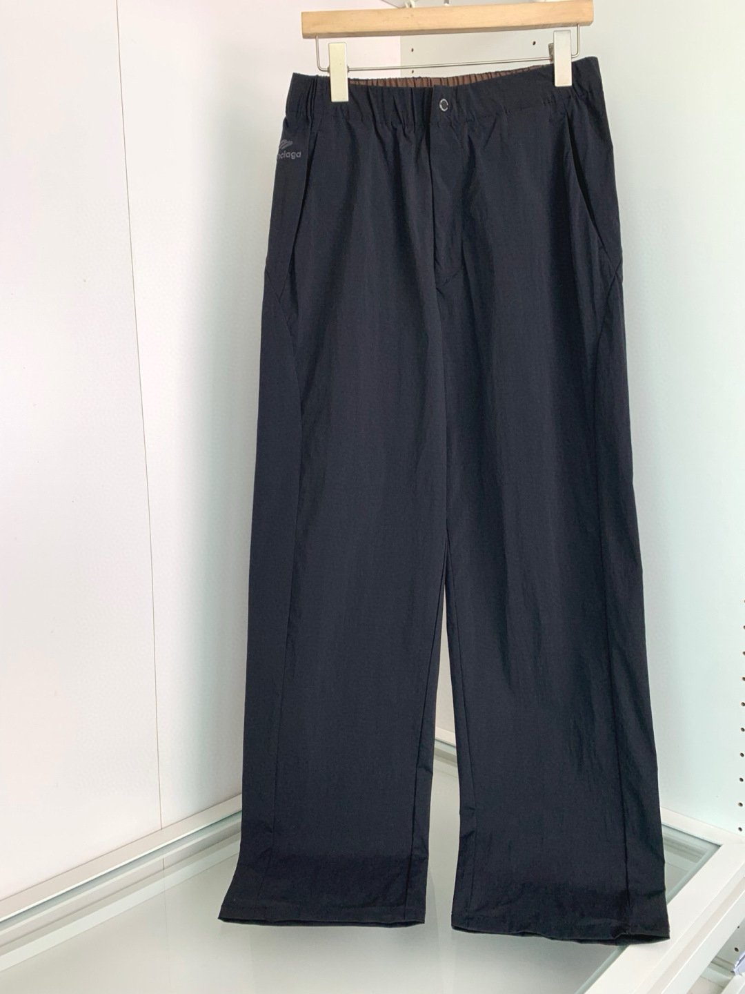 NO:159540,Paris home fashionable straight-leg casual pants are simple, atmospheric and fashionable, with front and rear oblique pocket design   letter logo embellishment. It uses imported brocade fabric. The fabric is light, soft and comfortable, and has good elasticity. Three-dimensional tailoring. Elastic waist. Fashionable and trendy upper body. Versatile and stylish!  96096, black camel M-3XL, size M waist 74-78 hip circumference 120 trousers length 105 trousers 22; size L waist circumference 78-82 hip circumference 124 trousers length 106 trousers mouth 22.5; size XL waist circumference 82-86 hip circumference 128 trousers length 107 trousers mouth 23; size XXL waist circumference 86-90 hip circumference 132 trousers length 108 trousers mouth 23.5; size 3XL waist circumference 90-94 trousers length 136 trousers length 112 trousers mouth 24;,,balenciaga,alexander wang19860909巴黎家时尚直筒休闲裤 简单大气亦时尚有型,前后斜插口袋设计 字母logo标志点缀 采用进口锦氨面料 面料轻薄柔软舒适 弹性好 立体剪裁 松紧腰围 上身时尚潮流 百搭有型 ！96096,黑色 驼色M-3XL, M码腰围74-78臀围120裤长105裤口22； L码腰围78-82臀围124裤长106裤口22.5； XL码腰围82-86臀围128裤长107裤口23； XXL码腰围86-90臀围132裤长108裤口23.5； 3XL码腰围90-94臀围136裤长112裤口24；,,balenciaga,alexander wang,Men's clothing