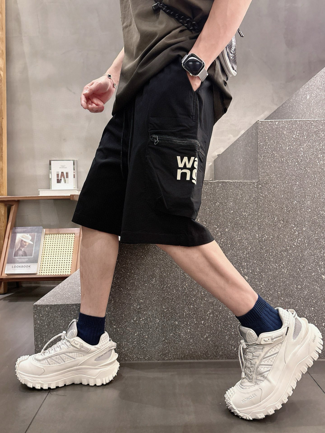 NO:159549,The new summer shorts of Dawang are made of high elastic and breathable woven fabric, which is super skin-friendly and comfortable. The work pockets on both sides are embellished with the side pockets. The upper body effect is super handsome and versatile!  Code number M-XXXL, alexander wang, shorts, alexander wang19860909大王夏季新款短裤,采用高弹透气梭织面料,超级亲肤舒适,两侧工装口袋,标识点缀于侧边口袋,上身效果超级帅气百搭！码数M-XXXL,,alexander wang,shorts,alexander wang,Men's clothing