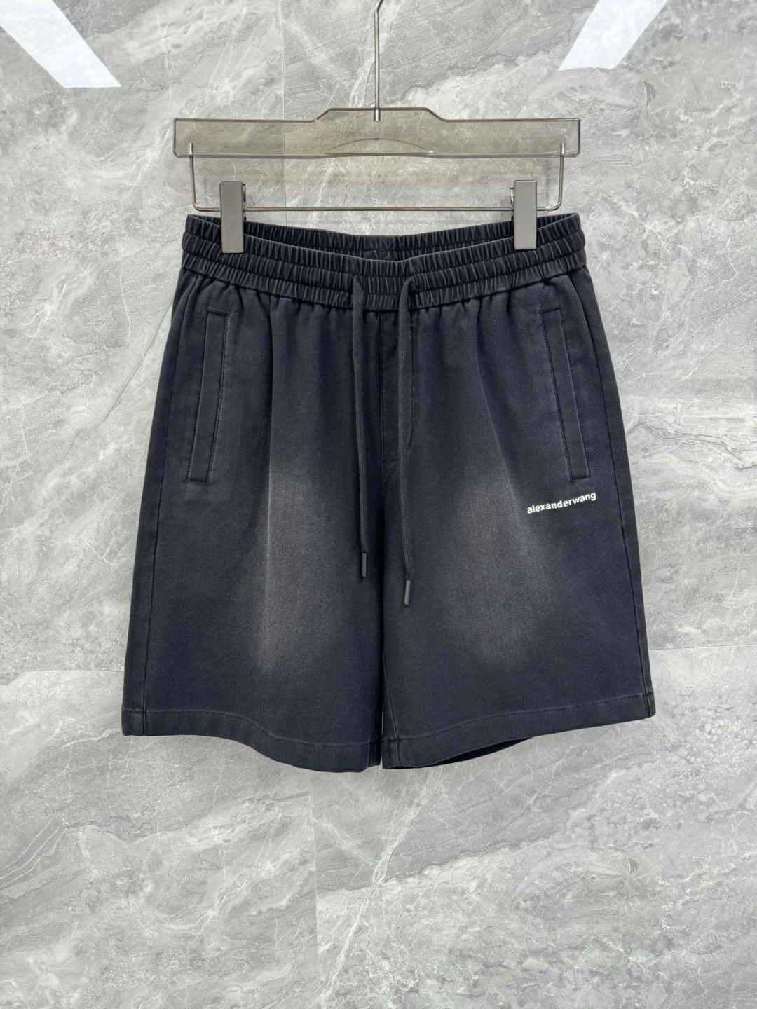 NO:159524,25 spring and summer new style of King retro washing soft denim shorts, men's embroidered letter logo super elastic graphene fabric five-point pants. The top order series of foreign companies, a top-notch item that is absolutely heavy industry. The three-dimensional concave and concave embossed logo in the back pocket, injecting modern and innovative into the classic wardrobe. Retro faded tannin denim fabric, incorporates graphene fiber, and super elasticity brings a top-notch wearing experience. The best thing that trendy men cannot miss!  !  This is a casual denim item that combines classic and trendy, with excellent matching effect. The faded texture is the same, and the overall sense of high-end and simple. The back waist embroidered letter nameplate and three-dimensional embossed embossed logo design, the brand's representative elements are integrated, which brings the overall style and rank to a higher level. You can wear the style you want with random concave and convex texture. The authentic trendy items are all trendy!  Made of blended cotton imported from Japan, and incorporated with graphene elastic fiber, and made of very high-end old-fashioned washing colors, so that the texture and color are so special, with a retro feel that has experienced thousands of sails. It is a product that can be seen with personality, fashionable, and specifications. This single product is enough to make any fan excited!  Size M-3XL M Waist circumference 72-82 Hip circumference 108 Pants length 51 L Waist circumference 76-86 Hip circumference 112 Pants length 52 XL size Waist circumference 80-90 Hip circumference 116 Pants length 53 2XL size Waist circumference 84-94 Hip circumference 120 Pants length 54 3XL size Waist circumference 88-98 Pants length 124 Pants length 55 Size recommended size M size within 130 catties, L size 130-catties, XL size -160 catties, XL size 160-175 catties, 2XL size 175-185 catties, 3XL size, alexander wang, shorts, alexander wang1986090925春夏新款大王复古水洗软牛仔短裤,男士刺绣字母标识超弹石墨烯面料五分裤.洋行顶尖订单系列,一款绝对重工的顶级单品.后口袋立体凹凸压纹logo,为经典衣橱注入现代新意.复古褪色单宁牛仔布料,融入石墨烯纤维,超强弹力带来顶级穿着体验,潮男不可错过的极品！！ 这是将经典与新潮结合的休闲牛仔单品,有着绝佳的搭配效果.褪色做旧的质感,整体所呈现的高级感与简约感十分出色.后腰刺绣字母铭牌与立体凹凸压纹logo设计,这种品牌代表性的元素融入,让整体的风格还有段位都上升了一个台阶.随意凹凸就能穿搭出自己所要的风格,地地道道的潮款单品,举手投足皆是潮流气息感！ 采用日本进口的混纺棉材质打造而成,并且融入石墨烯弹性纤维,非常高级的做旧水洗色打造,方才能有如斯的质感与色彩,给人的感觉就很特别,有着那种历经千帆的岁月复古感,将个性,将时髦,将规格诠释的一览无余的产物,这种单品足以让任何一个粉丝为之心动！尺码M-3XL M码 腰围72-82 臀围108 裤长51 L码 腰围76-86 臀围112 裤长52 XL码腰围80-90 臀围116 裤长53 2XL码 腰围84-94 臀围120 裤长54 3XL码 腰围88-98 臀围124 裤长55 尺码推荐 130斤以内穿M码,130-斤穿L码,-160斤穿XL码,160-175斤穿2XL码,175-185斤穿3XL码,,alexander wang,shorts,alexander wang,Men's clothing