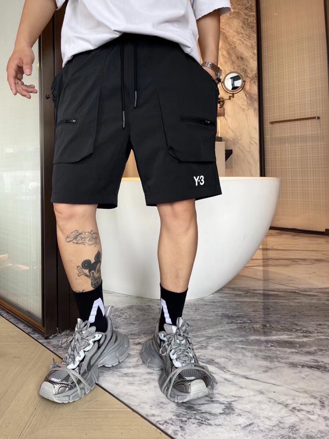 NO:159539,Yamamoto Yoshi Y3 High Street Pocket Casual Five-Cross Pants Three-dimensional Cut Sports Shorts Trading Company Channel Order, Exclusive Overseas Boutiques, This Year's Most Perfect High Street Matching Products are coming, and trendy people must enter the series. This is the only order. In fact, for Y-3, Darkness is one of their main design elements and its signature series, which is easy to use for Darkness. However, in recent years, there have been fewer and fewer Darkness series, and it was once listed as a limited series for sale. Every Darkness product is expensive!  This model is a very obvious dark product. The combination of two complex fabrics is full of visual impact and has extraordinary skills that influence the trend. The brand logo on the front and back sides is presented, with high recognition and simple and fashionable!  The length of 5-point pants, coupled with the blessing of high-end technology fabrics, is destined to become the protagonist of this summer. The customer-supplied hardware zippers will not be introduced one by one, the quality is unquestionable, please feel it yourself when you receive it!  Ensure the casual and changeable daily matching. A very rich detail. Try on 172-148 waist circumference 2 feet 5 suitable for wearing L size M waist circumference 74-78 hip circumference 106 trousers length 52; L waist circumference 78-82 hip circumference 110 trousers length 53; XL waist circumference 82-86 hip circumference 114 trousers length 54; XXL waist circumference 86-90 hip circumference 118 trousers length 55; 3XL waist circumference 90-94 hip circumference 122 trousers length 56, shorts, alexander wang19860909山本耀司Y3 高街口袋休闲五分裤 立体剪裁运动短裤 贸易公司渠道订单,海外精品独家发售,本年度最完美的高街搭配单品来袭,潮人必入系列,仅此一单,其实对于Y-3来说,暗黑是他们最主要的设计元素之一,也是其招牌性的系列,对于暗黑风可谓得心应手.但是近年来暗黑系列越来越少,一度将其列为限量系列发售,每一款暗黑产物,都价格不菲！ 此款就是相当明显的暗黑产物,复杂的两种面料相搭配,视觉冲击力十足,潮流影响的不凡功底.前侧与后侧的品牌LOGO呈现,识别度很高,简约时尚！5分裤的长度,加上科技高档面料的加持,注定成为这个夏天的主角.客供五金拉链不一一介绍,品质毋庸置疑,收到自行感受吧！保证日常搭配的随意与多变.细节相当丰富的一款 试穿172-148腰围2尺5穿L合适 M码腰围74-78臀围106裤长52； L码腰围78-82臀围110裤长53； XL码腰围82-86臀围114裤长54； XXL码腰围86-90臀围118裤长55； 3XL码腰围90-94臀围122裤长56,,shorts,alexander wang,Men's clothing