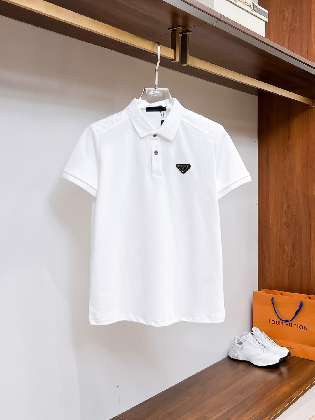 NO:159529,Prada High-end Goods Business White-collar workers are a must-have item for individuals in the unit!  Bead floor fabric casual business short-sleeved Polo, technology fabric, great body feel, smooth texture and great texture!  Good elasticity, no sense of restraint, the fabric has its own breathable mesh, moisture absorption and sweating, quick drying and keeping it dry, small lapel placket-breasted design, showing a straight posture, not soft pedal, simple style, can be used for business and leisure, highly recommended!  High-elastic ice silk, the touch is as smooth as jade silk, clean and neat, and elegant and gentlemanly. The high-end materials are the key to the fabric, the quality control must be used. The feel is extremely delicate and smooth, the fabric has a good gloss and upper body skeleton feel, so we can greet mature and quality men's clothing!  Sweat in summer and dry in seconds, a brand new experience Business commuting and leisure Number M-4XL, maximum wear 200 catties, prada, T-shirt, alexander wang19860909普拉达 高端货商务 白领 单位人士必入单品！ 珠地面料休闲商务短袖Polo,科技面料,体感非常棒,手感顺滑质感很棒！弹性好,无任何束缚感,面料自带透气网孔,吸湿排汗,速干保持干爽,小翻领门襟排扣设计,展露挺拔姿态,不软踏,简约款式,商务休闲都可驾驭,强烈推荐！高弹冰丝,触感堪比玉蚕丝一样丝滑,干净利落,儒雅绅士风度.高级材质,重点就是面料上,品控的必上,手感极其细腻光滑,面料光泽感和上身骨架感好,打招成熟品质男装！夏天出汗秒干,全新体验 商务通勤休闲 码数M-4XL,最大穿200斤,,prada,T-shirt,alexander wang,Men's clothing