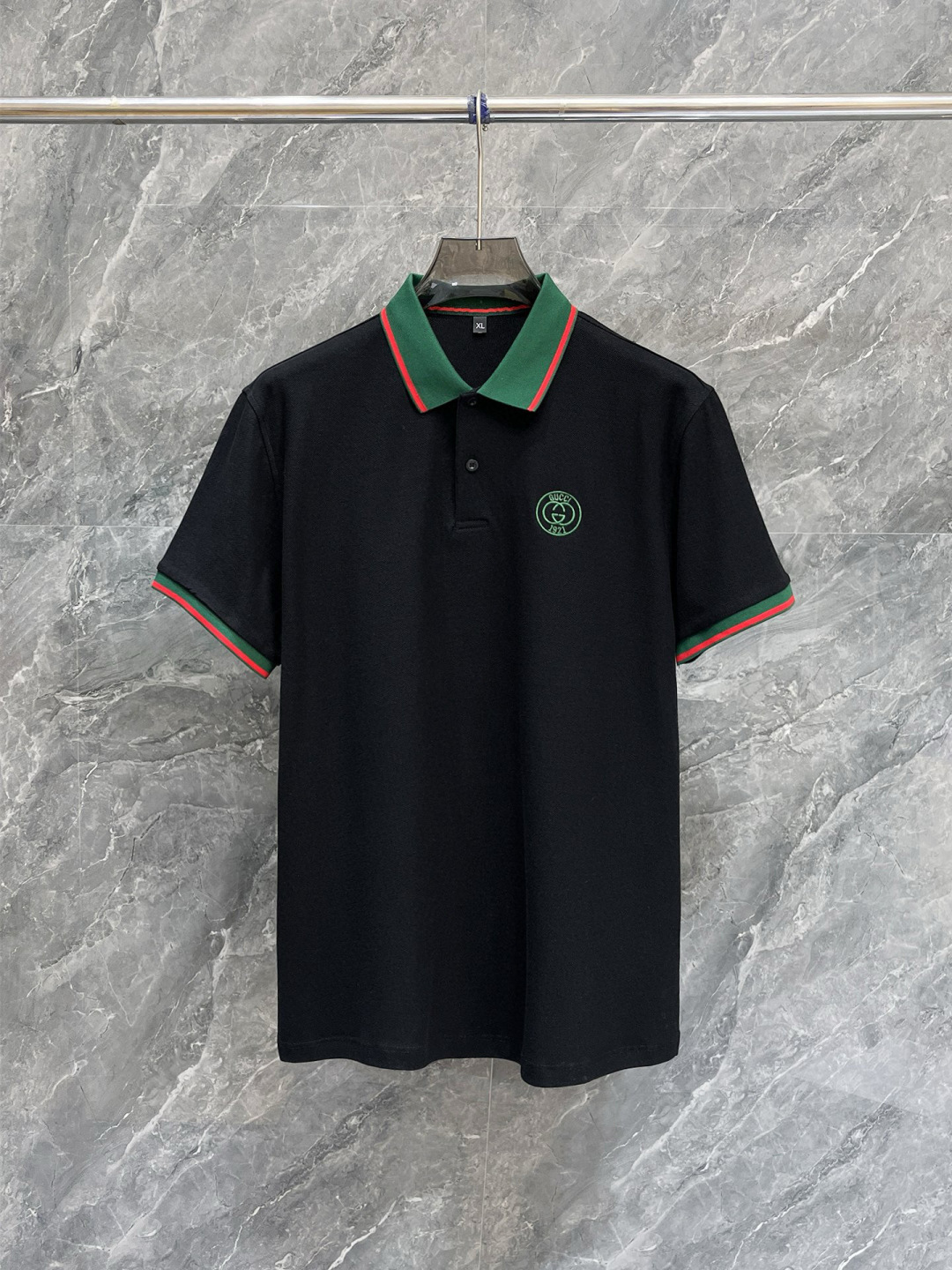 NO:159532,Guqi 2025ss summer new letter logo men's lapel Polo shirt!  Classic business men's style, high-end men's style at the ceiling level of business men's style!  Simple, fashionable and elegant, single-wearing inner wear is decent, quality control/detail control takes away, low-key, luxurious and connotative!  Customer-supplied fixed mesh flooring cotton cloth is carefully made, the surface of the fabric is evenly arranged and neatly arranged, with excellent breathability and heat dissipation and sweat resistance, and the comfort level of the upper body is completely better than that of ordinary single-sided sweat cloth tissue!  The classic brand LOGO logo on the chest is created with top-level craftsmanship. The LOGO has three-dimensional, clear and full texture, and is an extraordinary product in the classic field whether it is inner wear or single wear!  The exquisite cutting process, the processing of every detail is very standard and delicate, and it is comparable to that of ordinary LOW products on the market. Men must enter the basic versatile Polo shirts!  Multi-color Size M-3xL, alexander wang19860909古奇 2025ss夏季新款字母logo男士翻领Polo衫！经典商务男款,高端男装的天花板级别的商务男款！简约时尚大气不失优雅,单穿内搭体面过人,品质控/细节控的闭眼带走,低调又奢华有内涵！ 客供定织网眼珠地棉布精心制成,面料表面排列均匀整齐的网眼纹理,透气性和散热排汗性极佳,上身舒适程度完全优于普通单面汗布组织！胸前经典的品牌LOGO标识,采用顶级工艺打造,LOGO立体清晰饱满,质感非凡的特质,无论是内搭还是单穿都是一款经典领域的产品！精妙绝伦的裁剪工艺,每一个细节处理的非常标准细腻,非市面一般LOW货可以媲美的,男士必入基础百搭款Polo衫推荐！ 颜色多颜色 尺码M-3xL,,alexander wang,Men's clothing
