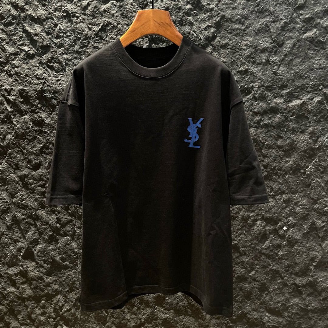 NO:159535,YSL summer short-sleeved fabric is made of high-quality cotton, which is skin-friendly and comfortable!  Perfect style!  A versatile style!  The logo design is unique, with the upper body effect full of trendy and vitality!  Codex XS-XL high-end products, saint laurent, T-shirt, alexander wang19860909YSL夏季短袖采用优质棉质面料,亲肤舒适！版型完美！百搭款！logo设计别具一格,上身效果潮流时尚活力满满！码数XS-XL高端货品,,saint laurent,T-shirt,alexander wang,Men's clothing