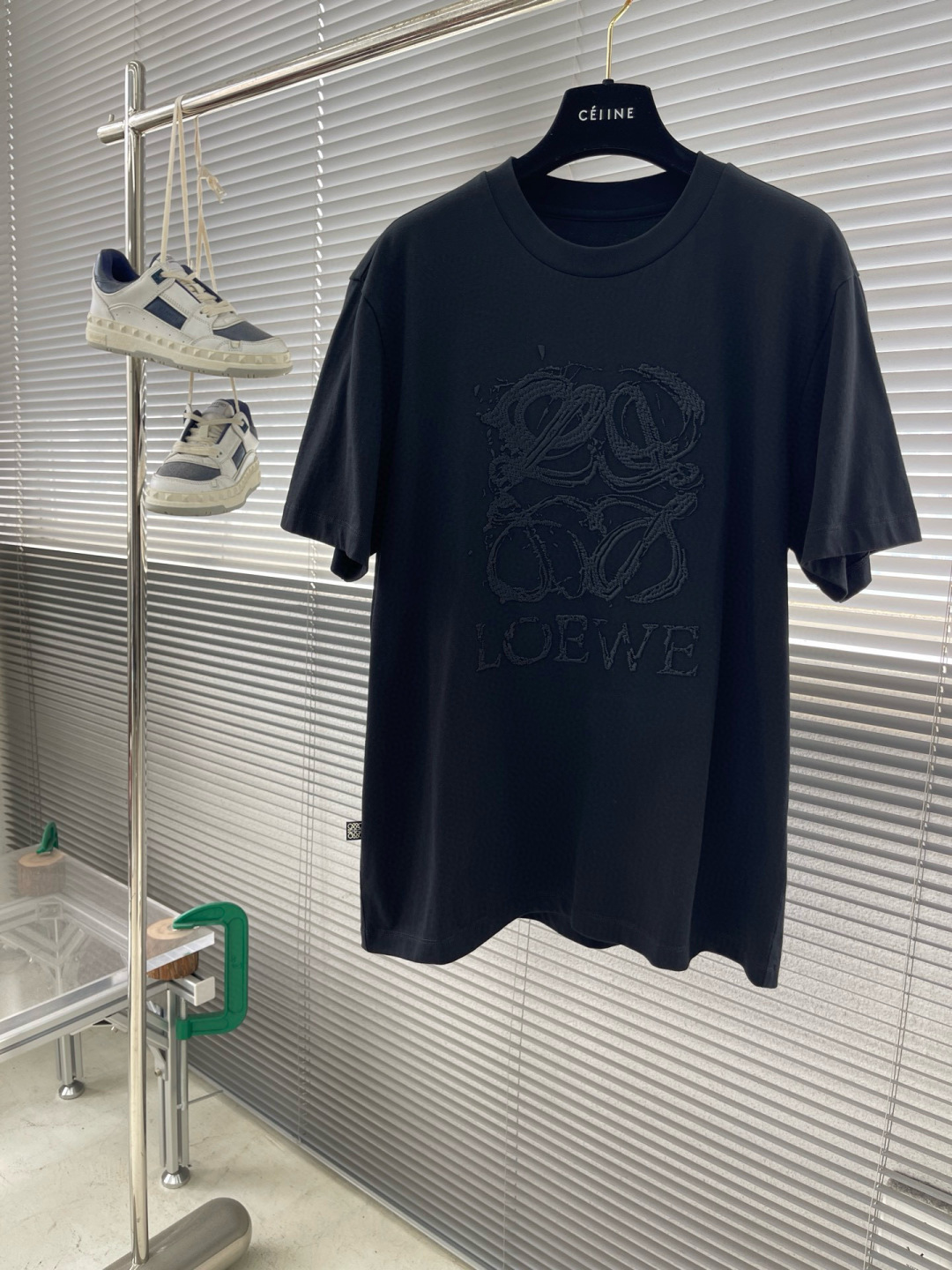 NO:159544,LOEW2025 spring and summer series round neck T-shirt Size M-3XL Micro-wide version P.S240g heavy pure cotton plain fabric, skin-friendly and soft and crispy, front pattern made of embroidery technique, embroidery effect is fine and exquisite, and the touch is soft and three-dimensional, side seam logo woven label design embellishment, overall style is casual and fashionable, loewe, tees, t-shirt, alexander wang19860909LOEW2025春夏系列圆领T恤 尺码M-3XL 微阔版型 P.S240克重纯棉平纹面料 触感亲肤柔软且挺括有型 前幅图案做万针中刺绣手法工艺 绣花效果细密精致且手感柔软立体 侧缝logo织唛设计点缀 整体款式休闲时尚,,loewe,tees，t-shirt,alexander wang,Men's clothing