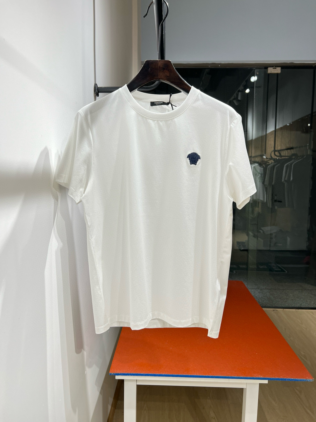 NO:159555,【New Model】VS*Fans* delicate and comfortable double mercerized cotton embroidered head print 25 spring and summer new style, round neck short-sleeved T-shirt for men and women, a classic logo letter T-shirt that never goes out of date. It is full of summer freshness and vitality!  Super classic and super durable, simple, high-end and beautiful! The style is fitted with the iconic small letter embroidery on the chest, the upper body is simple and weighty, and the exclusive simple and classic fashionable ones of the fashion darlings. The same style for men and women, round neck design, normal style, in short, it is very versatile overall!  Black White M-3XL M-size bust 98 shoulder width 43 clothes length 68 other sizes are L/104. XL/110. xXL/114 3XL/120, versace, T-shirt,tees, t-shirt,alexander wang19860909【新款】VS*范思*细腻舒适的双丝光棉刺绣人头印花25春夏新款 男女同款圆领短袖T恤,爆款永不过时的经典logo字母T恤 足足的夏日清新感元气满满！超经典超耐看,材质简单高级还耐看! 版型合身胸口标志性小字母刺绣,上身颜色简约有份量,时尚宠儿的专属简约经典时髦.男女同款,圆领设计,正常版型,总之整体就非常的百搭！ 黑色 白色 M-3XL M码胸围98 肩宽43 衣长68 其他尺码胸围分别是L/104. XL/110. xXL/114 3XL/120,,versace,T-shirt,tees，t-shirt,alexander wang,Men's clothing