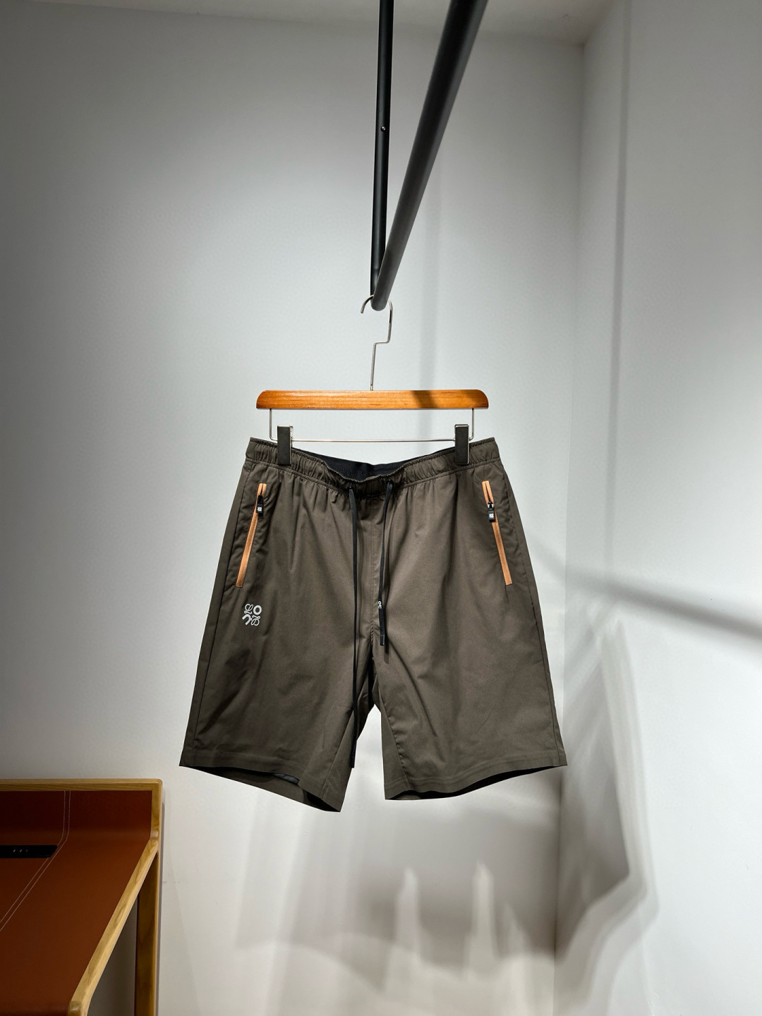 NO:159561,[New Style] 2025 spring and summer outdoor quick-drying classic new outdoor workwear shorts... Polyester fiber waterproof composite fabric, ultimate casual experience... The handsome wear... The whole shorts use high-end fabric, with extremely light weight, extremely tall and handsome, good breathability, and the upper body effect is very strong. The solid color is used as the base, and the brand logo is placed in, showing the pursuit of quality from the details. It provides a comfortable wearing experience and takes into account the recognition and aesthetics. At the same time, it uses a classic silhouette tailoring pants to pay tribute to the side pockets of the workwear pants, which can be used for storage and other ways!  M-3XL【29-38】 Brown M flat waist 72 trousers length 49 thigh circumference 64 Reasonable calculation of other sizes, shorts, alexander wang19860909【新款】2025春夏户外速干经典新款户外工装短裤......聚酯纤维防水复合面料,极致休闲体验..穿着的帅气存在......整条短裤采用了高定面料,具有极轻的重量,异常挺拔帅气,良好的透气性,而且上身效果非常挺.纯色作为基底,将品牌标识置入,从细节之处呈现对于品质的追求.提供舒适的穿着体验兼顾具有辨识度的美观性,同时使用经典的廓形剪裁裤型,致敬工装裤裤型的侧兜,可以用于置物等多种途径！ M-3XL【29-38】 棕色 M平铺腰围72 裤长49 大腿围64 合理推算其他尺码,,shorts,alexander wang,Men's clothing