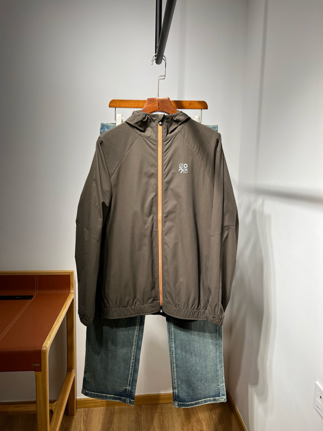 NO:159563,【Summer sun protection clothes】 Classic jacket that can be worn in spring and summer 2025!  Commuting weapon, classic jacket, skin-friendly and skin-friendly effect, the same fabric is used inside, ensuring a more comfortable experience. The dark small spliced ​​plaid design is skin-friendly and breathable, atmospheric but not without drape. It is soft and soft. It has a simple and capable casual style, and is also a classic and unique laser logo pattern, which allows you to be fashionable, generous and decent, and gives people a steady and friendly feeling. People of any age can easily get on!  !  Side zipper pocket, no pressure on any body to wear, people of different ages wear their own taste!   M-3Xl Brown M bust 108 Clothes length 68 Shoulder width is not limited Other sizes of busts are L/112 XL/116 XXL/120 3XL/124 175 135 catties Suggestions L.,,jackets & coats,jackets & coats,alexander wang19860909【夏季防晒衣】2025春夏可穿的经典夹克外套！通勤利器,经典夹克,亲肤质效果无敌,内里用的也是同款面料,保证更舒适体验..暗色小拼接格纹设计,亲肤透气,大气但又不失垂坠感.柔和又软糯.既拥有简洁干练的休闲风格,又是经典独一无二的镭射标图案,让你时尚加身,又能大方得体,又能给人稳重的友好感觉,任何年龄段的人都能轻松上身！！侧边拉链口袋,任何身材穿着都毫无压力,不同年 龄段的人穿出各自的味道！  M-3Xl 棕色 M胸围108 衣长68 肩宽不限 其他尺码胸围分别是L/112 XL/116 XXL/120 3XL/124  175 135斤建议L.,,jackets & coats,jackets & coats,alexander wang,Men's clothing