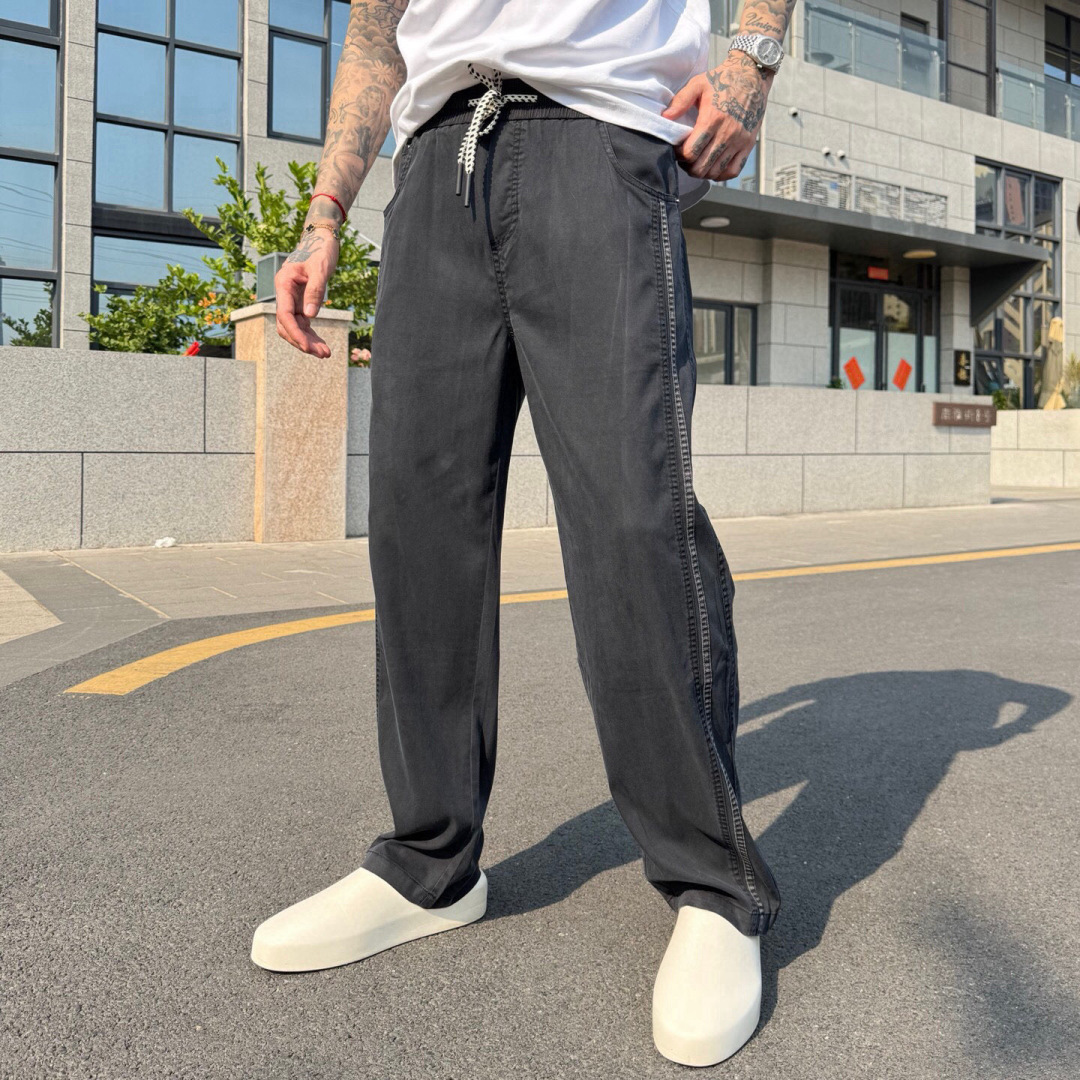 NO:160855,Valention's new casual trousers are made of high-quality materials, which is eye-catching enough to wear and a great turnaround rate!  The embroidery craftsmanship of the back logo letters, the same style as men and women!  Code number M-3XL, valentino, alexander wang19860909Valention新款休闲长裤采用优质材料,搭上身足够吸睛且回头率爆棚！后幅标识字母刺绣工艺,男女同款！码数M-3XL,,valentino,alexander wang,Men's clothing