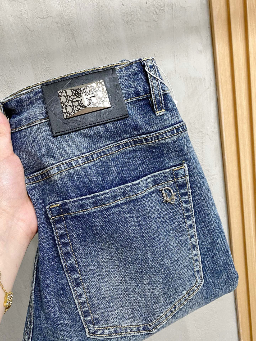 NO:160861,Dior 2025 spring and summer men's wash small straight jeans!  Trading company channel is awesome, with excellent quality, versatile versatile pants king in the fashion circle, European and American street photography mid-to-high frequency wear demonstration, leather waist brand logo design!  And it is a must-have item for luxury brands every season!  Very pure and minimalist design tone!  Adhering to the usual fashion proposition, it is quite eye-catching, which demonstrates its ingenuity and strongly posits its brand identity!  Customized Italian tannin fabrics are invincible in texture and have a charm, perfect style and tailoring, and excellent slimming effect. They can sweep the wardrobe and match any top set. They are widely compatible and casual, with full upper body shapes and invincible fashionable and versatile!  Size 29-38, Dior, Jeans, Alexander wang19860909迪奥 2025春夏男士水洗小直筒牛仔裤！贸易公司渠道牛货,品相超赞,时尚圈万能的百搭裤王,欧美街拍中高频穿搭示范,皮革腰牌logo设计！且是奢侈品牌每季必出的单品！非常纯粹极简的设计基调！秉承了一贯的时尚主张,颇具看点,即彰显了匠心工艺又有力的标榜了品牌身份！客供意大利定制丹宁面料,质感无敌赞,颇具韵味,版型剪裁完美,提臀修身显瘦效果极佳,可横扫衣橱任何的上装搭配,兼容性广泛,休闲兼备,上身型款十足,无敌的时髦百搭神品！尺码29-38,,dior,jeans,alexander wang,Men's clothing