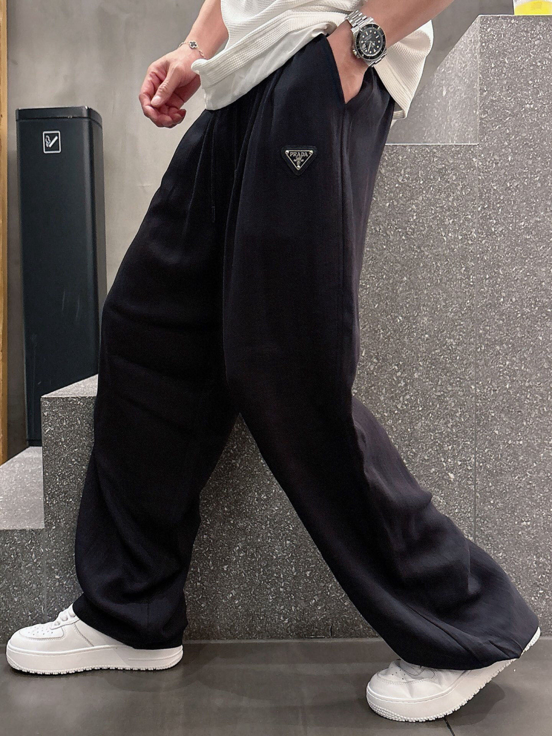 NO:160867,Pujia's new spring and summer pants are made of high-quality Tencel linen fabric, which is super comfortable and breathable. The fabric is excellent in skin-friendly, comfortable and thin, and it is not easy to wrinkle or shrink, and it looks super good!  The overall outline design is perfect, crisp and stylish!  Clean, neat and high-end!  Color beige gray black Number of code M-XXXL, prada,alexander wang19860909普家春夏季新款裤子,采用优质天丝亚麻料面料,超级舒适透气,面料极好亲肤舒适轻薄,不易起皱不易缩水,超级好看！整体轮廓版型设计完美,挺括有型！干净利落高级感！ 颜色米色 灰色 黑色 码数M－XXXL,,prada,alexander wang,Men's clothing