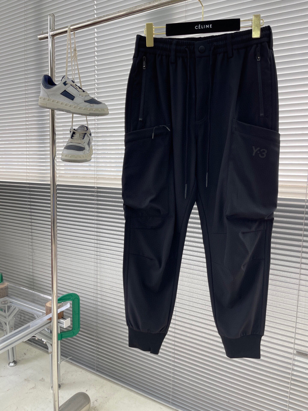 NO:160845,Y-3 25ss new casual sleeves, work style!  High-end custom fabric breathable fabric, impeccable details, top-level auxiliary materials, original logo design concept, delicate and soft feel!  The upper body style is excellent!  Size M-3XL, alexander wang19860909Y-3 25ss新款休闲卫裤,工装风！ 高级定制面料透气面料,细节无可挑剔,顶级辅料配备,原版logo设计理念,手感细腻柔软！上身版型超赞！ 尺码M-3XL,,alexander wang,Men's clothing