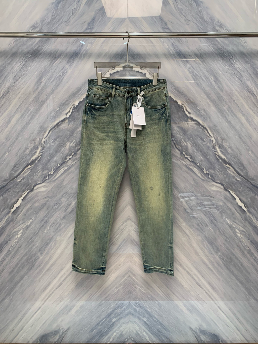 NO:160851,The new 25 spring and summer MIU rare color-matched denim trousers at home have become the darling of the fashion industry with their unique detail design and excellent craftsmanship. The trousers are made of high-quality denim fabric and are specially washed to present a unique fading effect and rich layering. The trousers are slim in style and fit the legs, showing the wearer's elegant posture. The classic belt design at the waist is not only convenient to adjust the elasticity, but also adds a retro charm.  The details are even more ingenious. The slightly flared design of the trousers adds a bit of softness and fashion to the overall shape. The exquisite rivets on the trousers and the brand’s iconic badge embellishments are symbols of brand identity and demonstrate the wearer’s unique taste. Whether it is matched with a simple T-shirt or a shirt, this jean trousers can be easily controlled, showing different styles and charm. It is not only suitable for daily wear, but also an excellent choice for various occasions. Color: Blue Size: 29-36 (No 35) 29: Waist 70 Trousers 102 Hip 100 30: Waist 74 Trousers 103 Hip 104 31: Waist 78 Trousers 104 Hip 108 32: Waist 82 Trousers 105 Hip 112 33: Waist 86 Trousers 106 Hip 116  34: Waist circumference 90 Trousers length 107 hip circumference 120 36: Waist circumference 96 Trousers length 109 hip circumference 128,,miumiu,shirts,tees,t-shirt,alexander wang1986090925春夏新品MIU家罕见水洗配色牛仔长裤,以其独特的细节设计和卓越的工艺,成为时尚界的宠儿.长裤采用高品质牛仔面料,经过特殊的水洗处理,呈现出独一无二的褪色效果和丰富的层次感.裤身版型修身,贴合腿部线条,展现出穿着者的优雅身姿.腰部的经典皮带设计,不仅方便调节松紧,还增添了一份复古韵味. 细节之处更是尽显匠心,裤脚的微喇设计,为整体造型增添了几分柔美与时尚感.而裤身上的精致铆钉和品牌标志性的徽章点缀,则是品牌身份的象征,彰显了穿着者的独特品味.无论是搭配简约的T恤还是衬衫这款牛仔长裤都能轻松驾驭,展现出不同的风格魅力.它不仅适合日常穿着,也是各种场合的绝佳选择. 颜色:蓝色 尺寸:29-36(无35) 29:腰围70 裤长102 臀围100  30:腰围74 裤长103 臀围104  31:腰围78 裤长104 臀围108  32:腰围82 裤长105 臀围112  33:腰围86 裤长106 臀围116  34:腰围90 裤长107 臀围120  36:腰围96 裤长109 臀围128,,miumiu,shirts,tees，t-shirt,alexander wang,Men's clothing