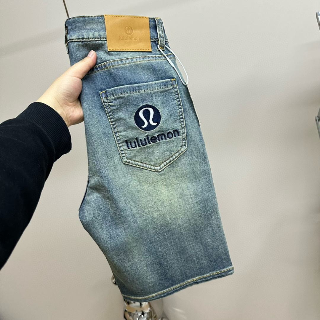 NO:160857,Lululemo*lu*Raymond 25AW Summer Men's Denim Shorts, Original Original Clothing and Washing Water!  Imported original wash elastic fabrics, complex handicrafts superimposed, any wash process will become a completely different color effect after a few more seconds, so it is more precious, especially long-lasting and odor-resistant... Use the best tannin elastic texture, genuine leather leather cards, high-quality metal accessories... to create a unique and original jeans style!  Original hardware accessories, super positive style, comfortable and breathable, extremely high grade, counter quality, and handsome upper body. Size M-3XL, shorts, jeans, alexander wang19860909Lululemo*露*露*雷蒙 25AW夏季男士牛仔短裤,原厂原布原洗水！进口原版水洗弹力面料,复杂的手工艺叠加,任何一个洗水环节多停留几秒都会变成完全不一样的颜色效果,所以越加珍贵,特别持久、耐味…… 选用上乘的丹宁弹力质感,真皮皮牌、高定的金属辅料……打造出独特及原创的牛仔裤款型！原版五金辅料,版型超正,舒适透气,档次极高,专柜品质,上身帅气十足. 尺码M-3XL,,shorts,jeans,alexander wang,Men's clothing