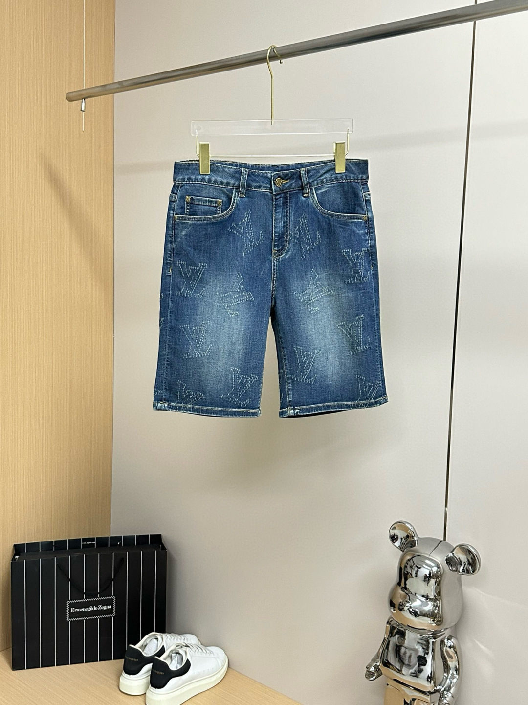 NO:160860,Louis*Vuitt*Donkey Brand 25AW Summer Men's Denim Shorts, Original Original Clothing and Washing Water!  Imported original washing elastic fabrics, complex handicrafts superimposed, any washing step will become a completely different color effect after a few more seconds, so it is more precious, especially long-lasting and odor-resistant... Use the best tannin elastic texture, genuine leather leather cards, high-quality metal accessories... to create a unique and original jeans style!  Original hardware accessories, super positive style, comfortable and breathable, extremely high grade, counter quality, and handsome upper body. Size M-3XL, louis vuitton, louis vuitton, shorts, jeans, alexander wang19860909Loui*Vuitt*驴牌 25AW夏季男士牛仔短裤,原厂原布原洗水！进口原版水洗弹力面料,复杂的手工艺叠加,任何一个洗水环节多停留几秒都会变成完全不一样的颜色效果,所以越加珍贵,特别持久、耐味…… 选用上乘的丹宁弹力质感,真皮皮牌、高定的金属辅料……打造出独特及原创的牛仔裤款型！原版五金辅料,版型超正,舒适透气,档次极高,专柜品质,上身帅气十足. 尺码M-3XL,,louis vuitton,louis vuitton,shorts,jeans,alexander wang,Men's clothing