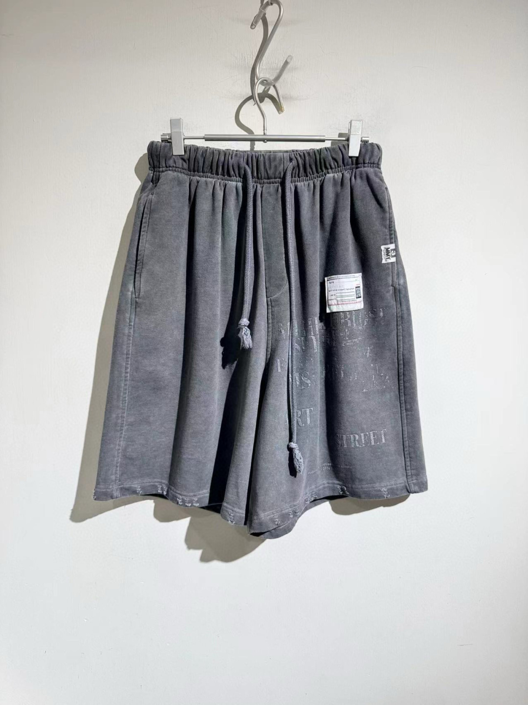 NO:160869,Rewash original shorts, mmy foreign trade order. Zhongshan ready-to-wear double washing process. It uses high-quality terry fabric, skin-friendly and comfortable!  !  !  Perfect style!  A versatile style!  The front logo has a unique design, and the upper body effect is fashionable and full of vitality!  Size M-2XL m size waist 74-84 hip circumference 138 trousers length 55. Other size waist circumference hip circumference is 4-5cm difference per size trousers length 1.3cm difference per size, shorts, alexander wang19860909重洗水原版短裤,mmy外贸订单.中山代成衣双次洗水工艺. 采用优质毛圈面料,亲肤舒适！！！版型完美！百搭款！前幅logo胶标设计别具一格,上身效果潮流时尚活力满满！码数M-2XL  m码腰围74-84 臀围138 裤长55.其他码腰围臀围每码相差4-5cm 裤长每码相差1.3cm,,shorts,alexander wang,Men's clothing