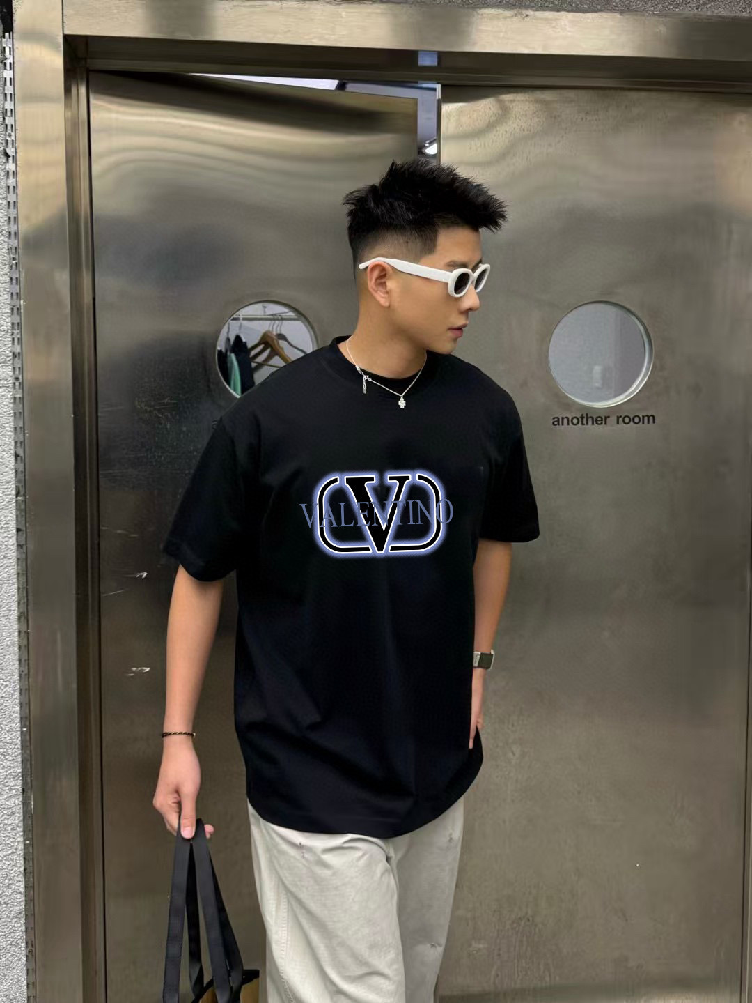 NO:160847,VALENTIN* Valentino 2025 spring and summer new style, personalized letter logo print, custom fabric 300g short-sleeved T-shirt, men and women, same size S M L XL XXL Five sizes Color black white sky blue iron gray,,valentino,valentino,T-shirt,tees,t-shirt,alexander wang19860909VALENTIN*华伦天奴2025春夏季新款 个性字母logo印花 定制面料300g 短袖T恤 男女同款 尺码S M L XL XXL 五个码 颜色黑色 白色 天蓝色 铁灰色,,valentino,valentino,T-shirt,tees，t-shirt,alexander wang,Men's clothing