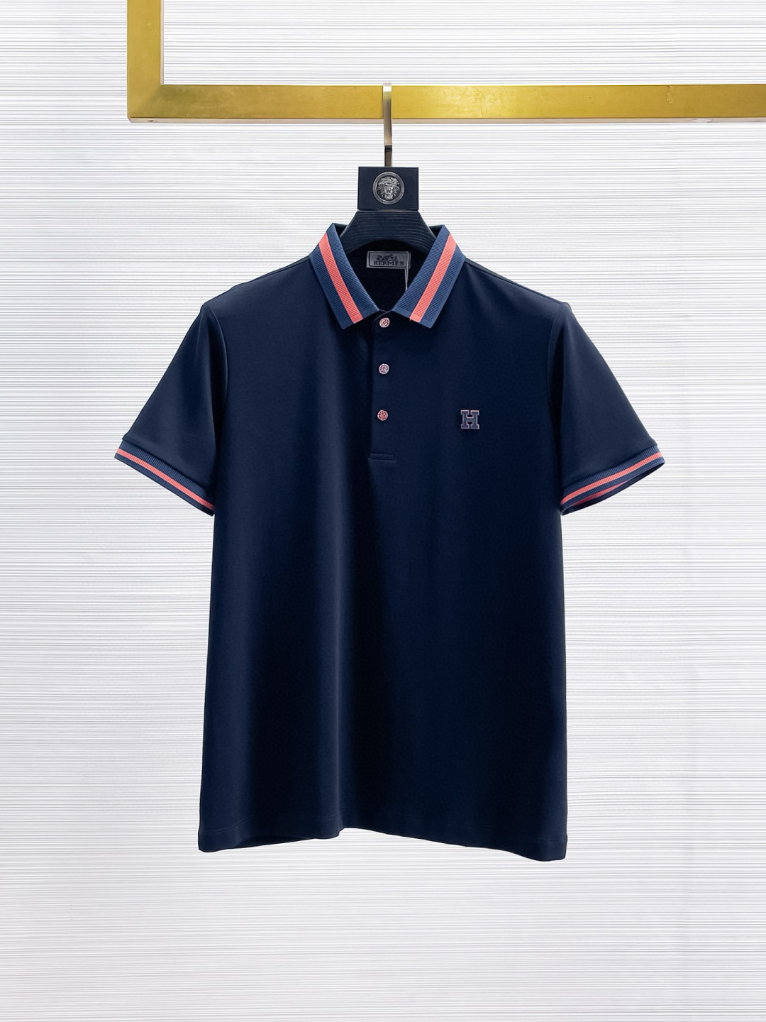 NO:160856,Hermes 2025ss summer new letter logo men's lapel Polo shirt!  Classic business men's style, high-end men's style at the ceiling level of business men's style!  Simple, fashionable and elegant, single-wearing inner wear is decent, quality control/detail control takes away, low-key, luxurious and connotative!  Customer-supplied fixed mesh flooring cotton cloth is carefully made, the surface of the fabric is evenly arranged and neatly arranged, with excellent breathability and heat dissipation and sweat resistance, and the comfort level of the upper body is completely better than that of ordinary single-sided sweat cloth tissue!  The classic brand LOGO logo on the chest is created with top-level craftsmanship. The LOGO has three-dimensional, clear and full texture, and is an extraordinary product in the classic field whether it is inner wear or single wear!  The exquisite cutting process, the processing of every detail is very standard and delicate, and it is comparable to that of ordinary LOW products on the market. Men must enter the basic versatile Polo shirts!  Multi-color Size M-4xl, hermes,alexander wang19860909爱马仕 2025ss夏季新款字母logo男士翻领Polo衫！经典商务男款,高端男装的天花板级别的商务男款！简约时尚大气不失优雅,单穿内搭体面过人,品质控/细节控的闭眼带走,低调又奢华有内涵！ 客供定织网眼珠地棉布精心制成,面料表面排列均匀整齐的网眼纹理,透气性和散热排汗性极佳,上身舒适程度完全优于普通单面汗布组织！胸前经典的品牌LOGO标识,采用顶级工艺打造,LOGO立体清晰饱满,质感非凡的特质,无论是内搭还是单穿都是一款经典领域的产品！精妙绝伦的裁剪工艺,每一个细节处理的非常标准细腻,非市面一般LOW货可以媲美的,男士必入基础百搭款Polo衫推荐！ 颜色多颜色 尺码M-4xl,,hermes,alexander wang,Men's clothing