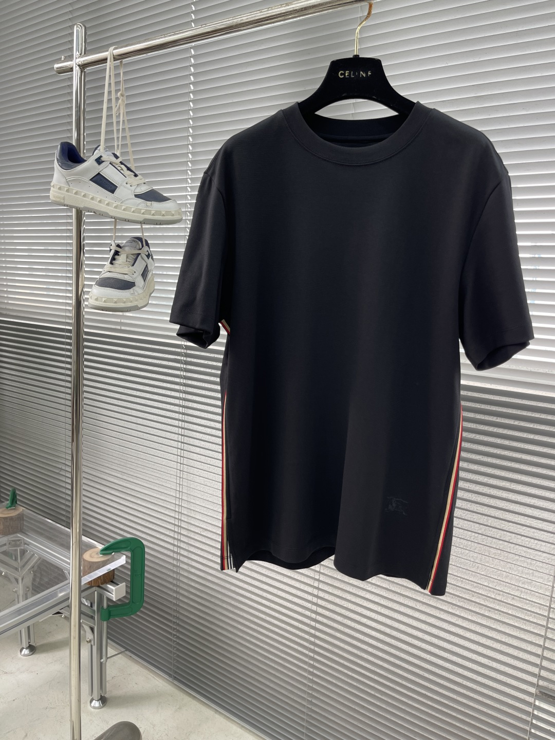 NO:160874,BBR 2025 Spring and Summer Series Short-sleeved T-shirt Size: M-5XL Size: Micro-wide Short-sleeved T Ingredients: Roman cotton plain fabric, 245 grams, the fabric texture is flat and clear, the feel is crisp and stylish, the texture is unique, and the structure is stable. Craft: Structural webbing on the side, and the back is also structurally divided. The pattern embroidery process is used. The same color embroidery is exquisite and delicate. T-shirt, tees, t-shirt, alexander wang19860909BBR 2025春夏系列短袖T恤 尺码:M-5XL 版型:微阔短袖T 成份:罗马棉平纹面料,245克重,面料纹路平整清晰,手感挺括有型,质感独特,结构稳定 工艺:侧边做结构性织带,后幅也做结构性分割,版型独特,图案刺绣工艺,同色系刺绣精致细腻,,T-shirt,tees，t-shirt,alexander wang,Men's clothing