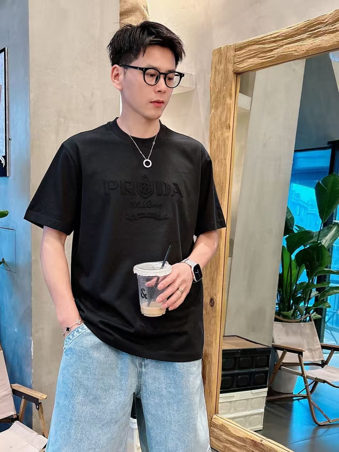 NO:160878,(Prada) Short-sleeved series quarterly spring and summer 2025 color black white brown color Size: m-5xL Size: m-5xL Size: 160 grams weight Ingredients 80 long-sweat fabric The fabric is smooth and clear, the touch is thin and dry, the craft pattern is made of embroidered patch craftsmanship Simple and atmospheric, prada, T-shirt, alexander wang19860909（普拉达）短袖系列 季度2025春夏 颜色黑色 白色 咖啡色 尺码:m-5xL 版型微阔版型 克重160克重 成份80支长绒面料 面料纹路平整清晰 触感清薄干爽 工艺图案做刺绣贴布工艺 简约大气,,prada,T-shirt,alexander wang,Men's clothing