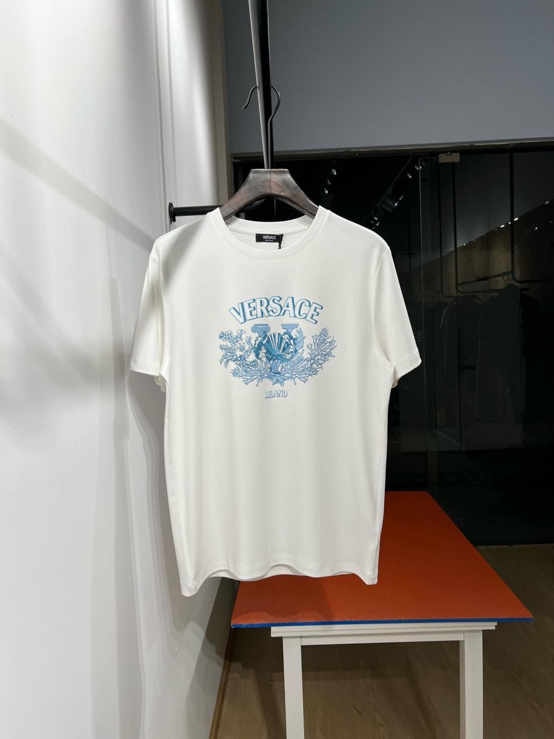 NO:160890,Price: New spring and summer 2025 model, classic unchanged... VER** Fan*zhe Short Sleeve is still the simplest design, the most durable style, just updated and improved in printing color matching, letter printing has stronger three-dimensionality and more perfect color. Export level, various certifications and various environmental assessments!  Italian buyer orders, complete configuration, and anti-counterfeiting code. It is a must-have for old customers, and you can buy both colors!  M-3XL Black and White M bust 100 Shoulder width 43 Clothes length 67 Other sizes of busts are L/104 XL/110 XXL/114 3XL/120, T-shirt,alexander wang19860909价格 2025春夏新款,经典不变....VER**范*哲短袖 还是最最简单啊设计, 最耐穿的款式,只是在印刷配色上进行更新和改进,字母印花的立体感更强 颜色更完美.出口级别,各种认证 各种环保评定！意大利买手店订单,配置全齐,还有防伪码.老客必收 ,两色都可入手！ M-3XL 黑,白 M胸围100 肩宽43 衣长67 其他尺码胸围分别是L/104 XL/110 XXL/114 3XL/120,,T-shirt,alexander wang,Men's clothing