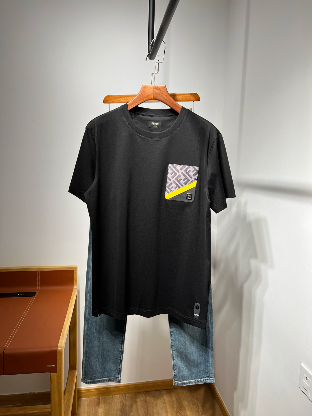 NO:160892,[New Spring and Summer] 2025 new model, classic unchanged... FD leather logo short-sleeved base shirt is still the simplest design, the most durable style, just updated and improved in printing color matching, FD letters have stronger three-dimensionality and more perfect colors. Export level, various certifications and various environmental assessments!  Italian buyer orders, complete configuration, and anti-counterfeiting code. It is a must-have for old customers, and you can buy both colors!  M-3XL Black and White M bust 100 Shoulder width 43 Clothes length 67 Other sizes of busts are L/104 XL/110 XXL/114 3XL/120, T-shirt,alexander wang19860909【春夏新款】2025新款,经典不变....FD皮质徽标短袖打底衫 还是最最简单啊设计, 最耐穿的款式,只是在印刷配色上进行更新和改进,FD字母的立体感更强 颜色更完美.出口级别,各种认证 各种环保评定！意大利买手店订单,配置全齐,还有防伪码.老客必收 ,两色都可入手！ M-3XL 黑,白 M胸围100 肩宽43 衣长67 其他尺码胸围分别是L/104 XL/110 XXL/114 3XL/120,,T-shirt,alexander wang,Men's clothing