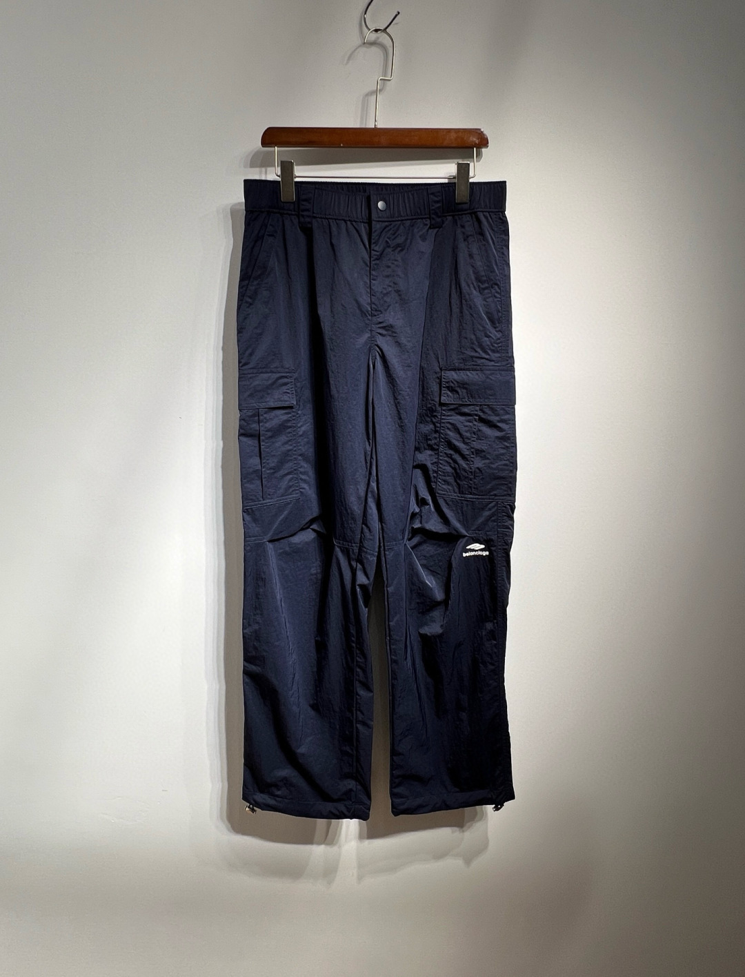 NO:411357,[New Product] Paris *BAL** outdoor workwear. This outdoor OEM factory in Asia is one of the top 25 new styles of outdoor trousers. Export orders, foreigners provide summer composite fabrics, handsome styles, military version design. Three-dimensional knees, complicated and super complex craftsmanship. The counter price is quite high. Fine workmanship. Recommended!  M-3XL Navy Blue L Waist 76-84 Pants Length 102 Thigh circumference 64 Pants Legs 44,,alexander wang19860909【新品】巴黎世*BAL**户外工装. 亚洲这个户外代工厂,数一数二.25款最新新款户外裤装.出口订单,老外客供夏季复合面料,帅气的版型 军版设计.膝盖立体 繁琐超级复杂的工艺. 柜台价格相当高.精细做工.推荐！ M-3XL 藏青色 L腰围76-84 裤长102 大腿围64 裤脚44,,alexander wang,Men's clothing