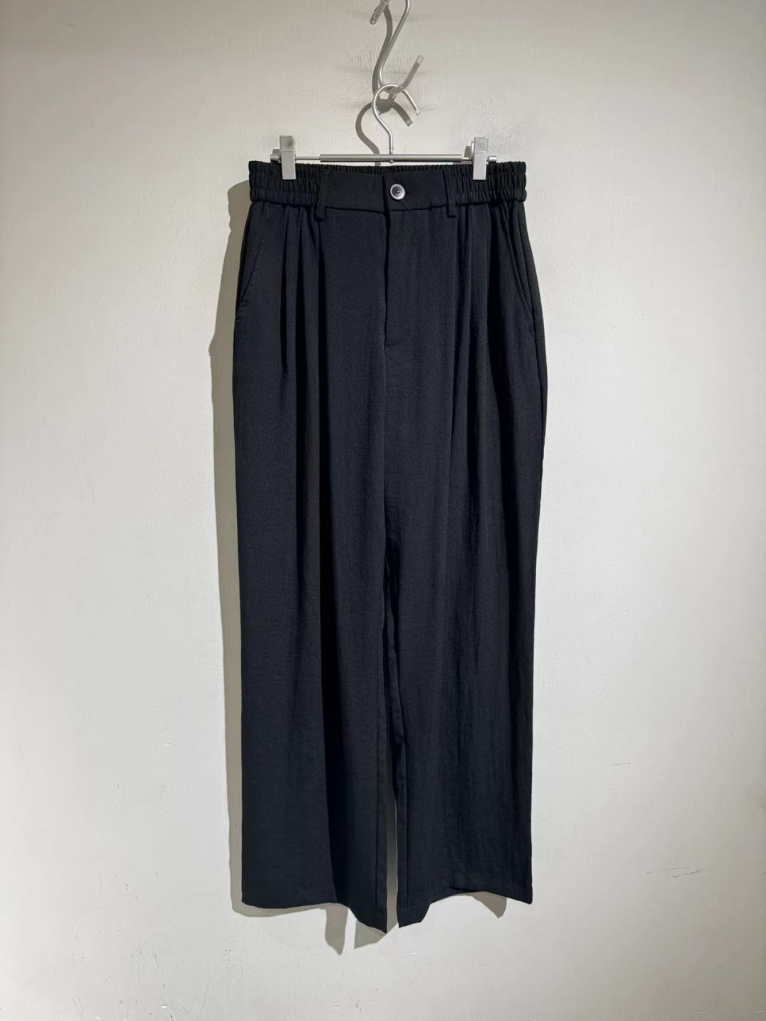 NO:411369,A lazy and elegant style trousers... pure natural vision and touch... Yamamoto Yoshi's new casual trousers are made of tense trousers, which are eye-catching enough to wear on the body and are full of resurgence!  Black and white.M-2XL. M-size waist 74-84 hip circumference 136 trousers length 106. Other sizes waist circumference and hip circumference are 4-5cm. The length of each size is 1.3cm.,alexander wang19860909慵懒又气质的一款麻裤…..纯天然的视觉和触感…山本耀司新款休闲长裤.采用天丝麻材料,搭上身足够吸睛且回头率爆棚！黑白两色.M-2XL . m码腰围74-84 臀围136 裤长106.其他码腰围臀围每码相差4-5cm 裤长每码相差1.3cm,,alexander wang,Men's clothing