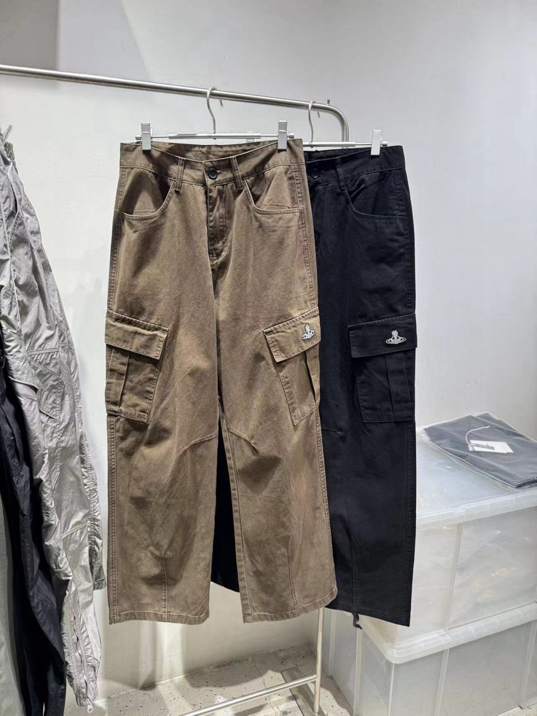 NO:411374,Loose workwear model...vv Queen Mother's new straight-leg casual workwear pants!  !  !  It uses high-quality cotton material, which is eye-catching and has a great chance of looking back!  Logo letter embroidery craftsmanship, same style for men and women!  Black coffee two colors Size M-2XL. M size waist 76 waist circumference trousers length 105. Other size waist circumference and hip circumference are 4cm. The length of each size is 1.3cm., alexander wang19860909宽松工装典范…vv西太后新款直筒休闲工装裤！！！采用优质棉质材,搭上身足够吸睛且回头率爆棚！标识字母刺绣工艺,男女同款！黑色 咖啡两色 尺码M-2XL . m码腰围76 腰围 裤长105.其他码腰围臀围每码相差4cm 裤长每码相差1.3cm,,alexander wang,Men's clothing