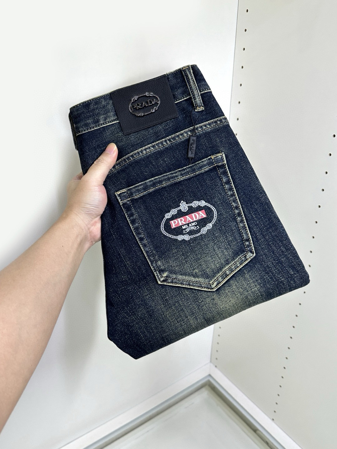 NO:411382,Prada is coming, new styles and new products are available for sale in physical stores. The original jeans in the counter are 1:1 good, suitable for all ages. The highest version of the imported European fabric in the market is comfortable, soft and skin-friendly, with super cool and fashionable and versatile effect, straight and stylish, a must-have for the wardrobe!  Suitable for any occasion Size 29-38, prada, prada, jeans, alexander wang19860909Prada 普拉达 爆款来袭 新款新品 专柜有售 实体店已极品牛仔裤专柜原版1:1好货,适合各个年龄段.市场最高版本的欧洲进口面料.舒适柔软亲肤,上身效果超级棒时尚百搭,笔挺有型,衣橱必备！适合任何场合穿着 尺码29-38,,prada,prada,jeans,alexander wang,Men's clothing