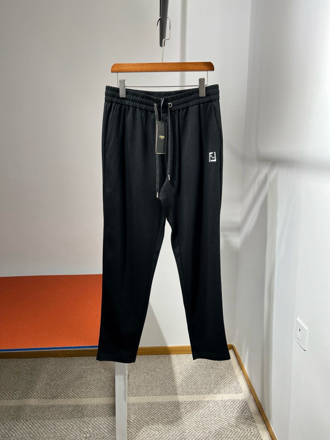 NO:411404,[New style] FD embroidered letter drawstring small straight-leg casual pants produced by OEM. New spring and summer products!  The texture is soft and comfortable, pure cotton texture, skin-friendly and comfortable, with good drape, especially the upright posture, between sports and casual pants, elastic and not easily deformed. The elastic waist, drawstring, insert pockets on both sides, and the iconic embroidered logo pattern decoration at the pockets, and the rear single pocket design is simple, atmospheric, casual and versatile!   Black Beige M-3XL【28-38】 M waist circumference 70-80 trouser length 98 hip circumference 104 thigh circumference 56 Reasonable calculation of other sizes, alexander wang19860909【新款】FD刺绣字母抽绳小直筒休闲裤 代工厂出品.春夏新品！质地柔软舒适、纯棉质感、亲肤舒爽、悬垂感好、尤显身姿挺拔、介于运动与休闲裤之间、有弹性不易变形. 松紧腰、设置抽绳、两侧插袋、口袋处标志性刺绣徽标图案装饰,后单口袋设计,简约大气、随性百搭！  黑色 米色 M-3XL【28-38】 M腰围70-80 裤长98 臀围104 大腿围56 合理推算其他尺码,,alexander wang,Men's clothing