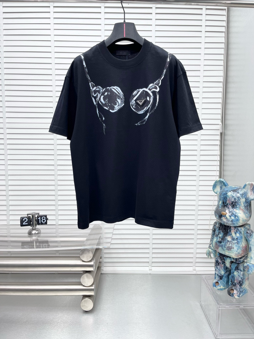 NO:411400,Prad*25ss new short-sleeved short-sleeved, customized 280g cotton fabric, front printed logo, a very simple and atmospheric version that is incomparable in both the comfort of the upper body, interpreting your luxury and taste, creating your fashionable charm. The washing method is recommended to dry cleaning or wrapping the back of the laundry bag, which is separate cold water and dry naturally!  Same model for men and women Size S- XXL, prada, T-shirt, alexander wang19860909Prad*25ss新款短袖,定制280克全棉面料,前幅印花logo,非常简约大气的一款无论是上身舒适度都是无可比拟的存在,诠释你的奢华与品位,打造你的时尚风情魅力所在 洗涤方式建议干洗或包裹洗衣袋反面单独冷水快速机洗自然晾干！ 男女同款 尺码S- XXL,,prada,T-shirt,alexander wang,Men's clothing