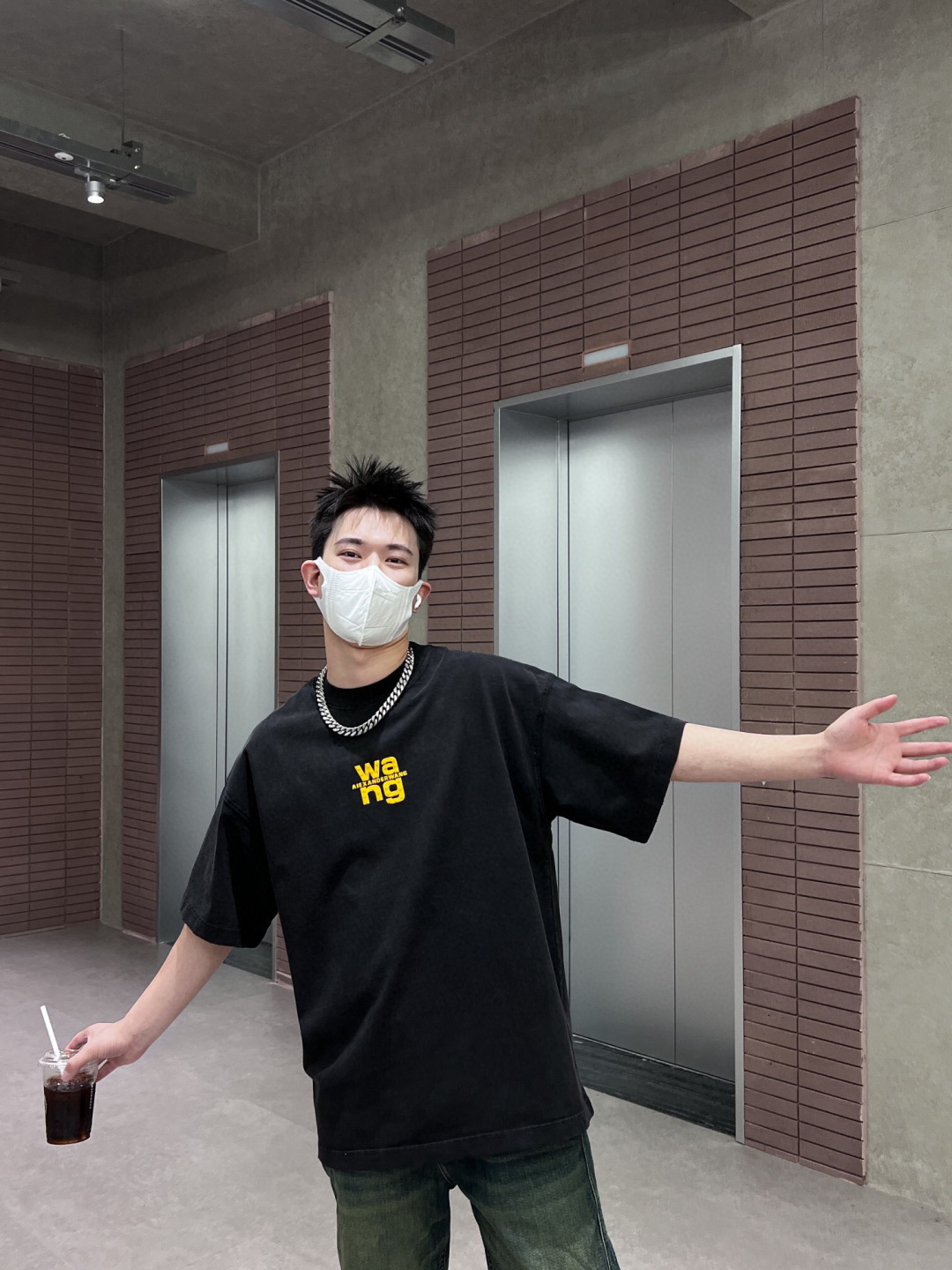 NO:411430,Brand WANG quarterly spring and summer 2025 color black white brown coffee size S-XXL loose version short sleeve T weight 390 grams ingredient cotton craft laser hot flower P.S high gram weight loose version fashionable casual finished product dyeing + stir-frying + spray monkey with front and back hand-painted logo pattern for laser hot flower craft The use of contrasting color hot flower embellishes the refreshing summer. The overall style design is simple and clean. Versatile and fashionable, T-shirt, alexander wang19860909品牌WANG 季度2025春夏 颜色黑色 白色 咖啡色 尺码S-XXL 版型宽松版 短袖T 重量390克 成分棉 工艺激光烫花 P.S高克重宽松版型时尚休闲 成品做染色+炒洗+喷马骝加前、后幅手绘logo图案做激光烫花工艺 撞色烫花的运用点缀了夏日里的清爽 整体款式设计简洁干净 百搭时尚,,T-shirt,alexander wang,Men's clothing