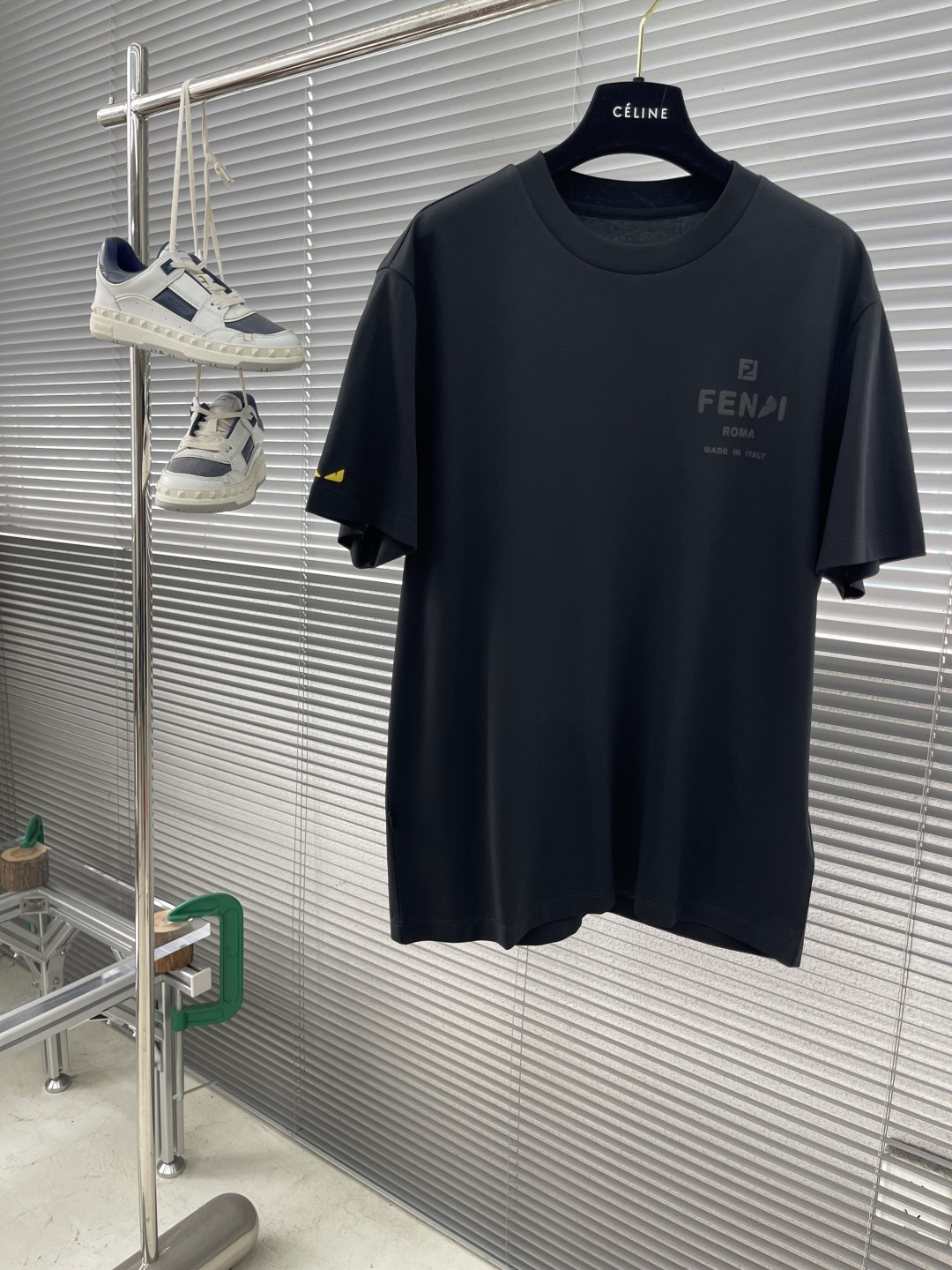 NO:411328,FEND25ss Spring and Summer Series Round Neck T-shirt Size: M-5XL Size: 160 grams of gram weight, 80 pieces of long-sweet fabric, the fabric is smooth and clear, the touch is clear and dry, the craft pattern is flocked, small eyes embellished with cuffs, simple and atmospheric, fendi, tees, t-shirt, alexander wang19860909FEND25ss春夏系列圆领T恤 尺码:M-5XL 版型微阔版型 克重160克重 成份80支长绒面料 面料纹路平整清晰 触感清薄干爽 工艺图案做植绒工艺 袖口小眼睛点缀 简约大气,,fendi,tees，t-shirt,alexander wang,Men's clothing