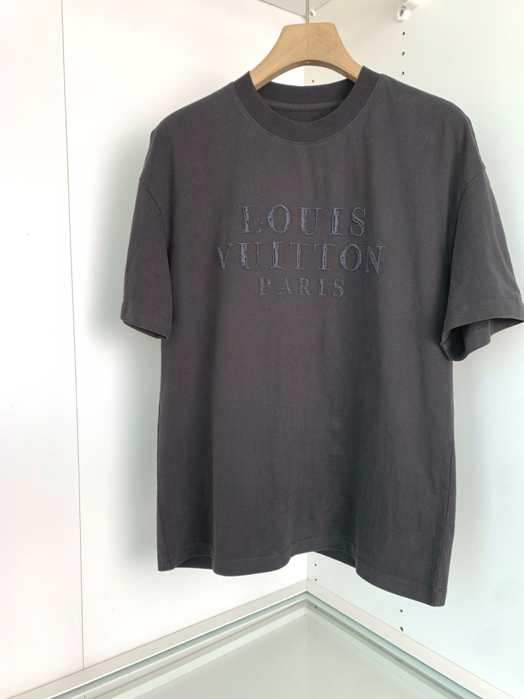 NO:411336,New spring and summer 2025, classic and versatile style!  Logo letter heavy industry embroidery round neck short-sleeved T-shirt with letter logo embroidery on the chest, making the whole more fashionable and young. Imported Bellingda embroidery machine embroidery. For more than ten years of master, plate making, one stitch and one thread is very exquisite, the details are detailed and the pattern shows texture, making the whole high-end and detailed. Trading company orders. Combined tailoring The fabric is made of high-end long-length cotton texture, with a warm and shiny surface, comfortable and breathable upper body, and a good sense of crispness, shoulder-falling design, micro-contour style, not picky about body shape, suitable for daily basic wear. Whether worn alone or inward, simple and brilliant, S6890, dark gray, white, glacier blue, M size, shoulder width, 56 bust 106, long 70 sleeve length 20; L size, shoulder width, 57 bust 110, long 71 sleeve length 21;  XL size shoulder width 58 bust 114 clothes 72 sleeves 21.5; XXL size shoulder width 59 bust 118 clothes 73 sleeves 22; 3XL size shoulder width 60 bust 122 clothes 74 sleeves 23;,T-shirt,tees,t-shirt,alexander wang198609092025春夏新款,经典百搭款！标志字母重工刺绣圆领短袖T恤 胸前字母logo刺绣,让整体更为时尚而年轻,. 进口百灵达绣花机刺绣.十几年的老师傅 制版 一针一线非常精致 看细节 图案精细而显质感 让整体高档而有细节感 贸易公司订单 合体的剪裁 面料采用高支长绒棉质地,表面有着温润的光泽感,上身舒适透气,整体又有很好的挺括感,落肩设计 微廓版型 不挑身材 适合日常基础穿着.不管单穿还是内搭,简简单单就很出彩,S6890,深灰色 白色 冰川蓝M-3XL, M码肩宽56胸围106衣长70袖长20； L码肩宽57胸围110衣长71袖长21； XL码肩宽58胸围114衣长72袖长21.5； XXL码肩宽59胸围118衣长73袖长22； 3XL码肩宽60胸围122衣长74袖长23；,,T-shirt,tees，t-shirt,alexander wang,Men's clothing