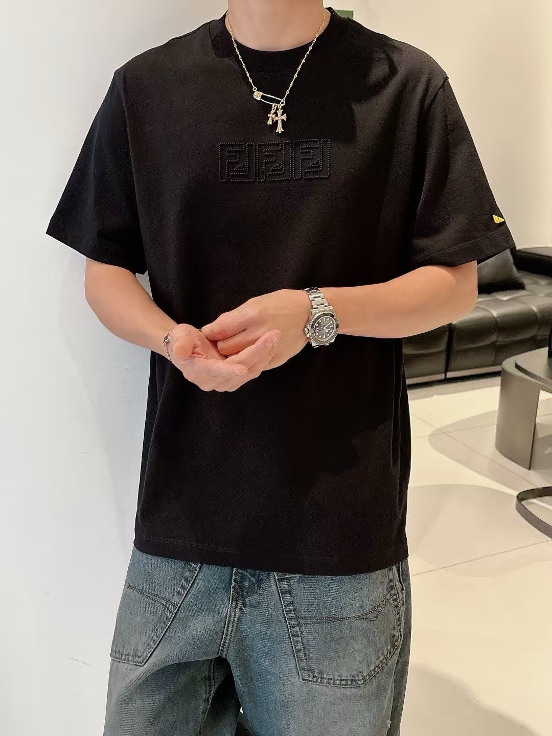 NO:411276,FF short-sleeved series quarterly spring and summer 2025 color black white iron gray Size: m-5xL Size: m-5xL Size slightly wide-size gram weight 260 grams Weight cotton plain fabric Ingredient cotton Fabric smooth texture Cotton feel soft and delicate Craft pattern embroidery craft sleeves are embroidered with small eyes Simple and fashionable, T-shirt, alexander wang19860909FF短袖系列 季度2025春夏 颜色黑色 白色 铁灰 尺码:m-5xL 版型微阔版型 克重260克重 潮棉平纹面料 成份棉 面料纹路平整 手感棉柔细腻 工艺图案刺绣工艺 袖子做小眼睛刺绣点缀 简约时尚,,T-shirt,alexander wang,Men's clothing