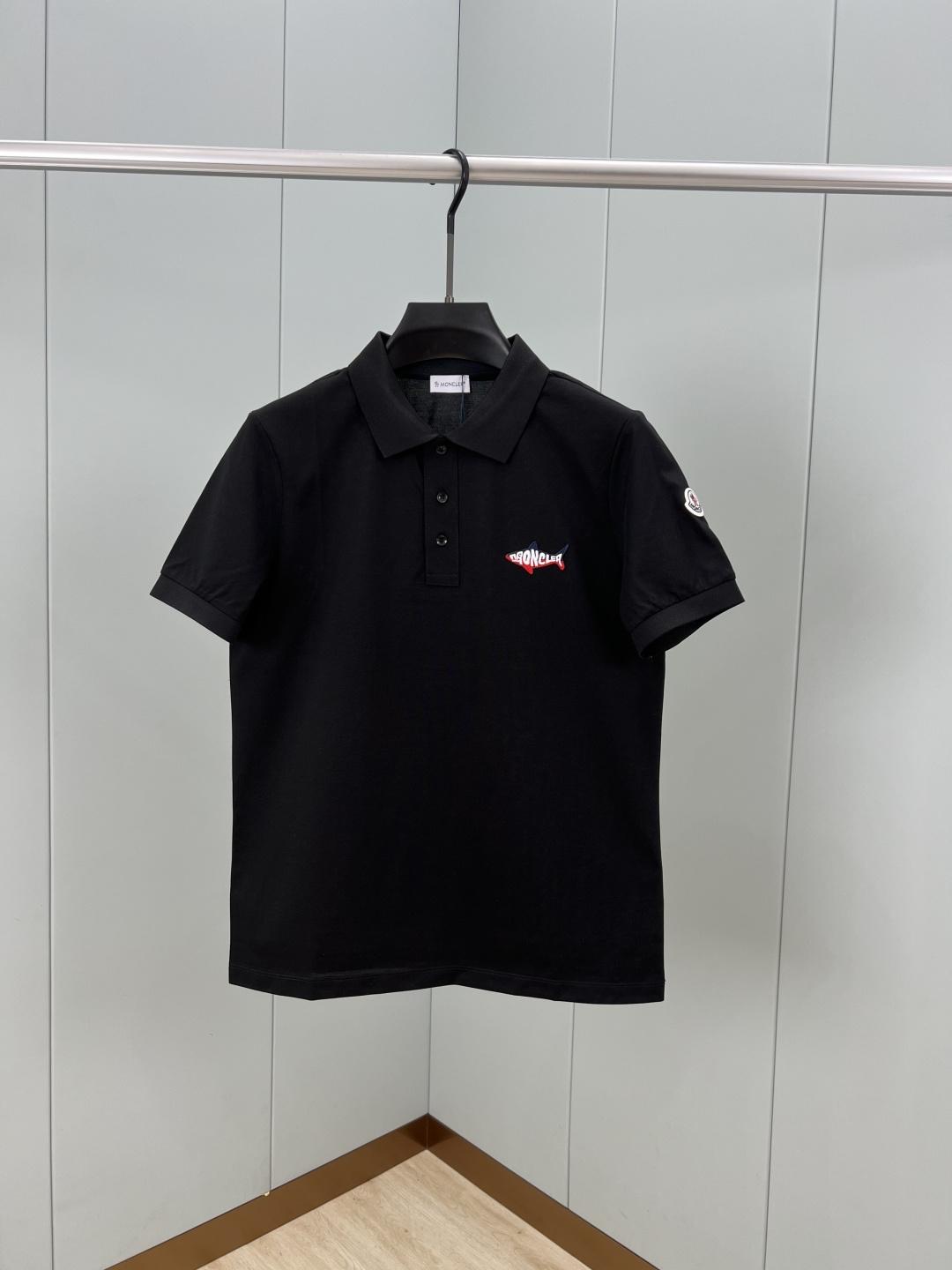 NO:411303,Moncler 25 spring and summer new shark embroidery logo Polo shirt, this polo design is inspired by the ocean, embroidered with shark-shaped embroidery logo, neckline with mother-of-pearl buttons, left sleeve is decorated with classic felt embroidered seal logo, customized 60 double mercerized bead floor cotton fabric; black white M~XXXL, alexander wang19860909Moncler 25春夏新品鲨鱼刺绣标识Polo衫,这款polo设计灵感来源于海洋,点缀鲨鱼造型刺绣标识,领口饰有珍珠母贝纽扣开合,左袖饰有经典毡艺刺绣章仔徽标,定制60支双丝光珠地棉面料；黑色 白色 M～XXXL,,alexander wang,Men's clothing