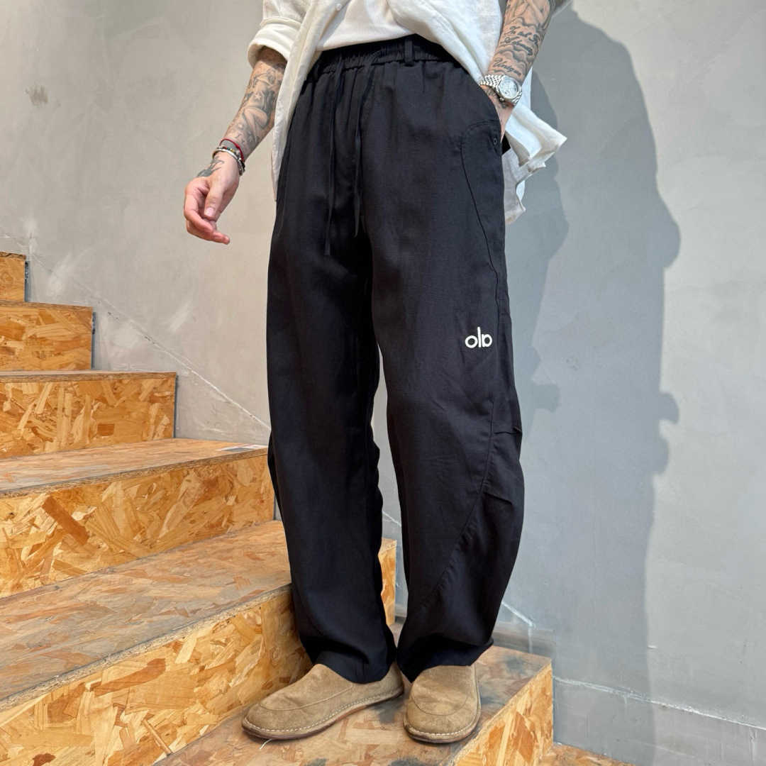 NO:411310,Alo's new casual old-fashioned trousers are made of high-quality materials, linen fabric three-dimensional cut machete pants, which is eye-catching enough to fit on the body and is full of resumption!  The front line logo letter embroidery process, with a lining inside, light and breathable, old-fashioned style, the same style as men and women!  S-3XL color black and white, alexander wang19860909alo新款休闲老钱风长裤采用优质材料,亚麻面料立体裁剪弯刀裤型,搭上身足够吸睛且回头率爆棚！前幅标识字母刺绣工艺,内有衬搭,轻薄透气,老钱风格,男女同款！码数S-3XL 颜色黑、白两色,,alexander wang,Men's clothing