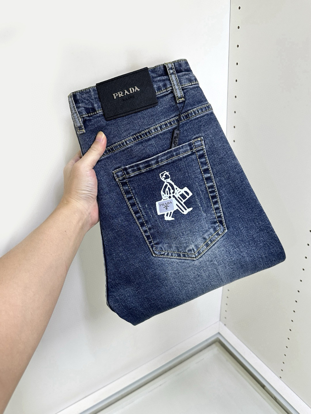 NO:411324,Prada is coming, new styles and new products are available for sale in physical stores. The original jeans in the counter are 1:1 good, suitable for all ages. The highest version of the imported European fabric in the market is comfortable, soft and skin-friendly, with super cool and fashionable and versatile effect, straight and stylish, a must-have for the wardrobe!  Suitable for any occasion Size 29-38, prada, prada, jeans, alexander wang19860909Prada 普拉达 爆款来袭 新款新品 专柜有售 实体店已极品牛仔裤专柜原版1:1好货,适合各个年龄段.市场最高版本的欧洲进口面料.舒适柔软亲肤,上身效果超级棒时尚百搭,笔挺有型,衣橱必备！适合任何场合穿着 尺码29-38,,prada,prada,jeans,alexander wang,Men's clothing